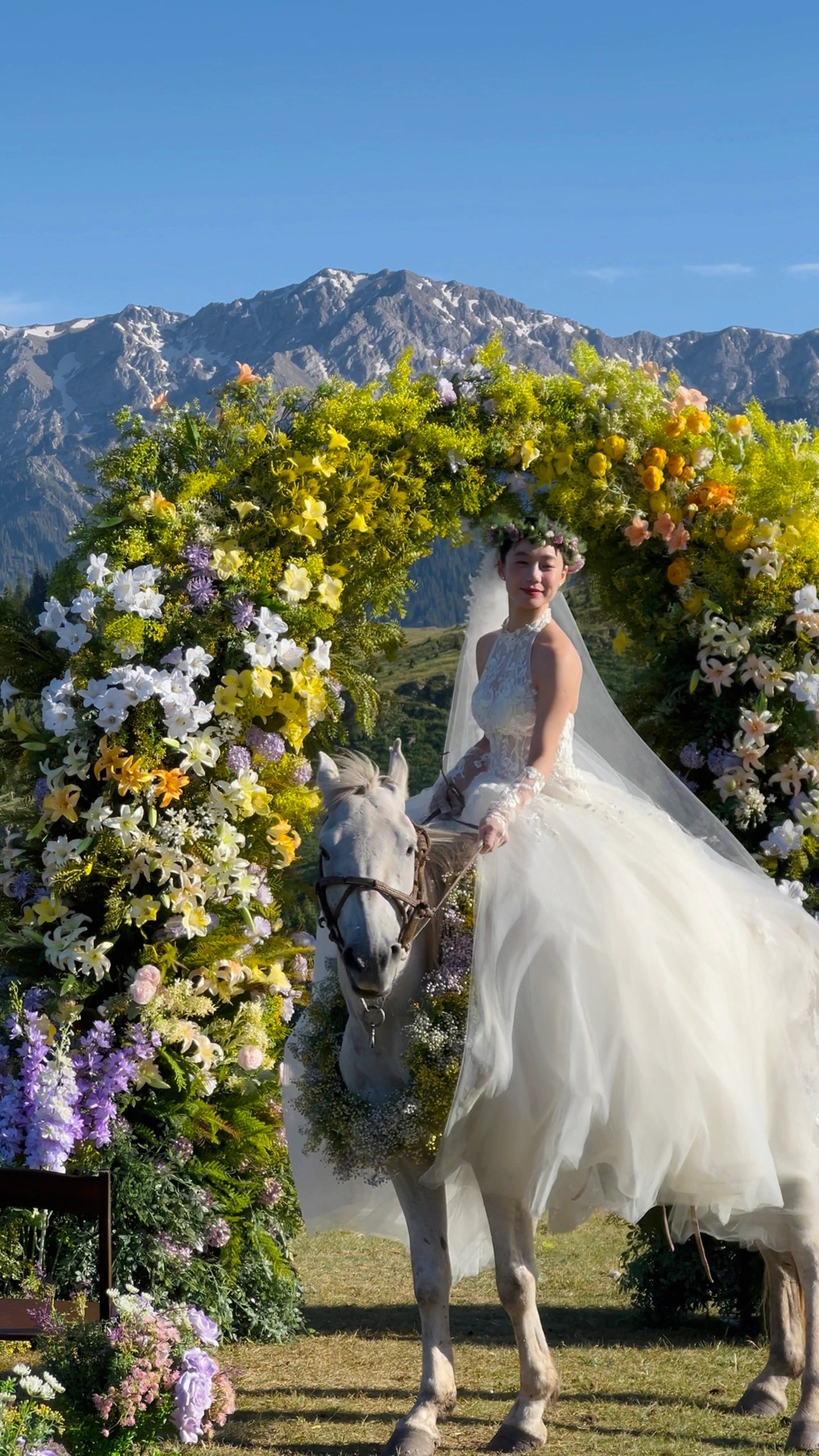 Valar Flower Hochzeits-Blumenbogen in Mondform, 2,3 m – atemberaubender farbenfroher Hintergrund für künstliche Blumenarrangements VA-108