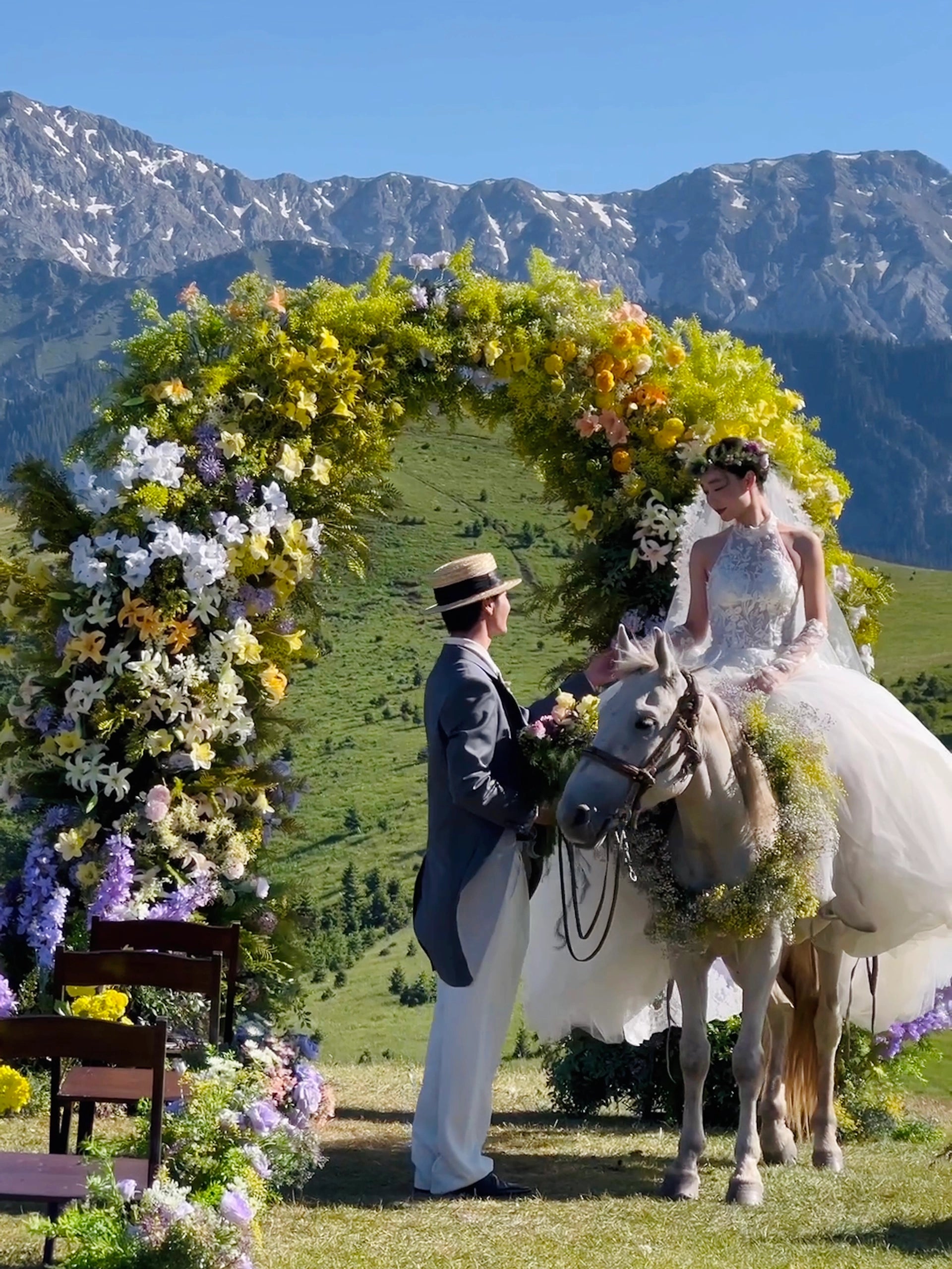 Valar Flower Hochzeits-Blumenbogen in Mondform, 2,3 m – atemberaubender farbenfroher Hintergrund für künstliche Blumenarrangements VA-108