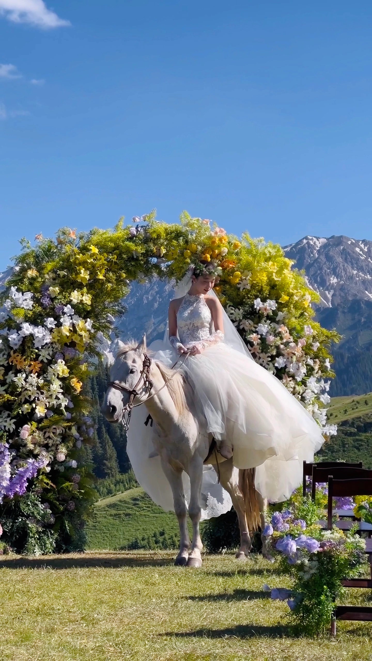 Valar Flower Hochzeits-Blumenbogen in Mondform, 2,3 m – atemberaubender farbenfroher Hintergrund für künstliche Blumenarrangements VA-108