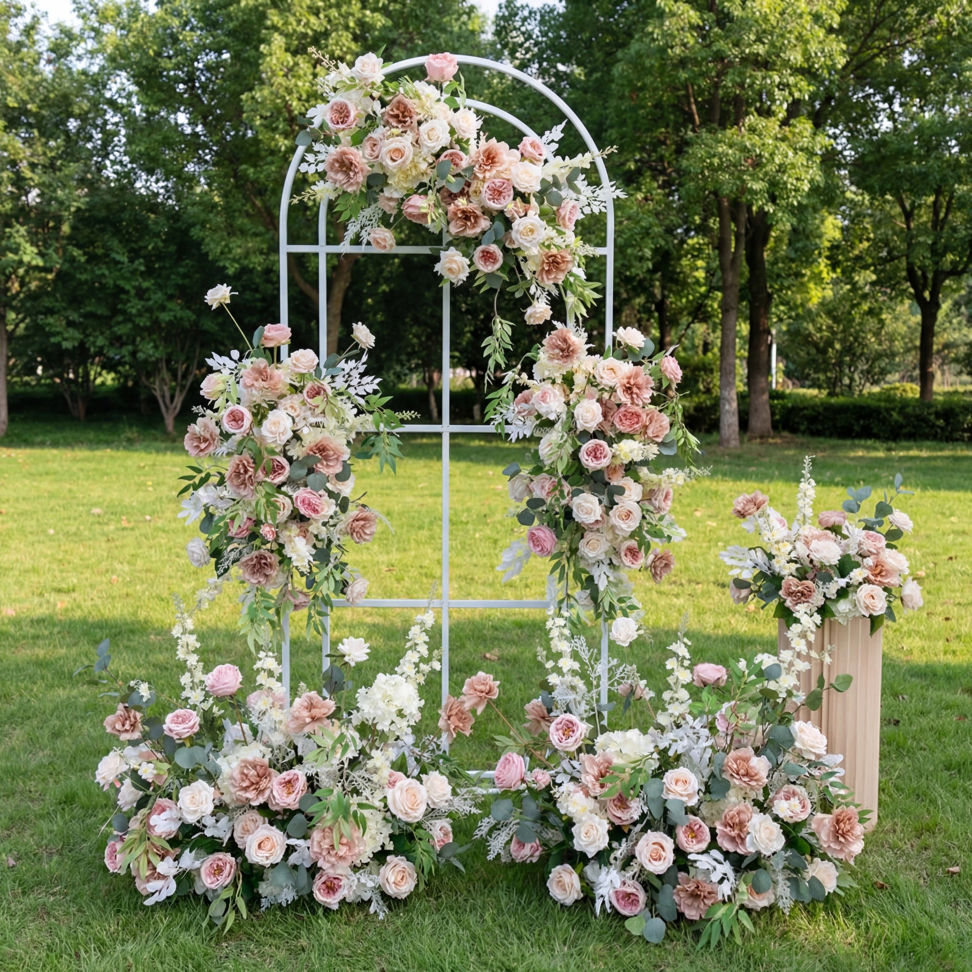 エレガントな青と白の花柄ウェディングアーチ、人工花のアレンジメント