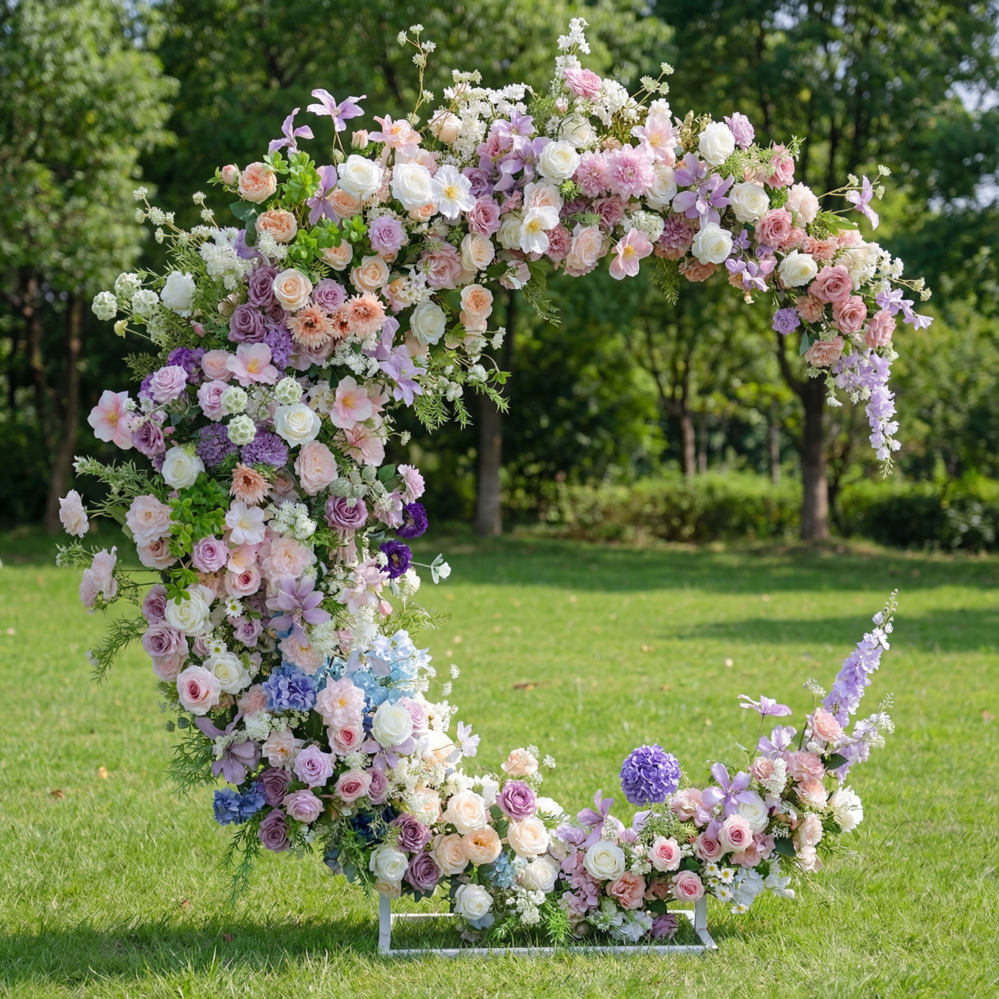 Arche florale élégante en forme de lune pour cérémonie de mariage - Arche de fleurs artificielles pour mariages, événements et occasions spéciales