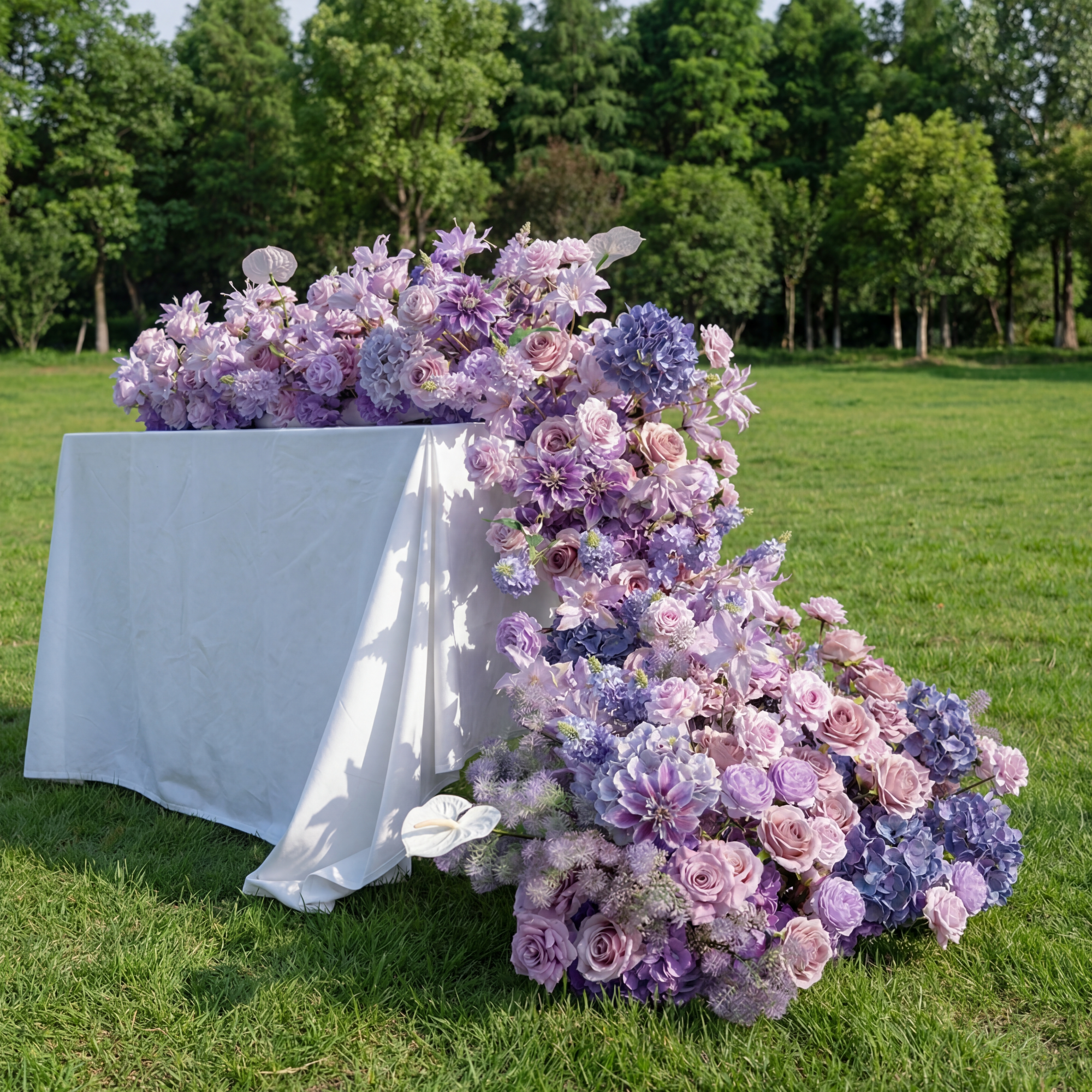 ラベンダーと紫のベルフラワーのウェディングテーブルランナー、人工花