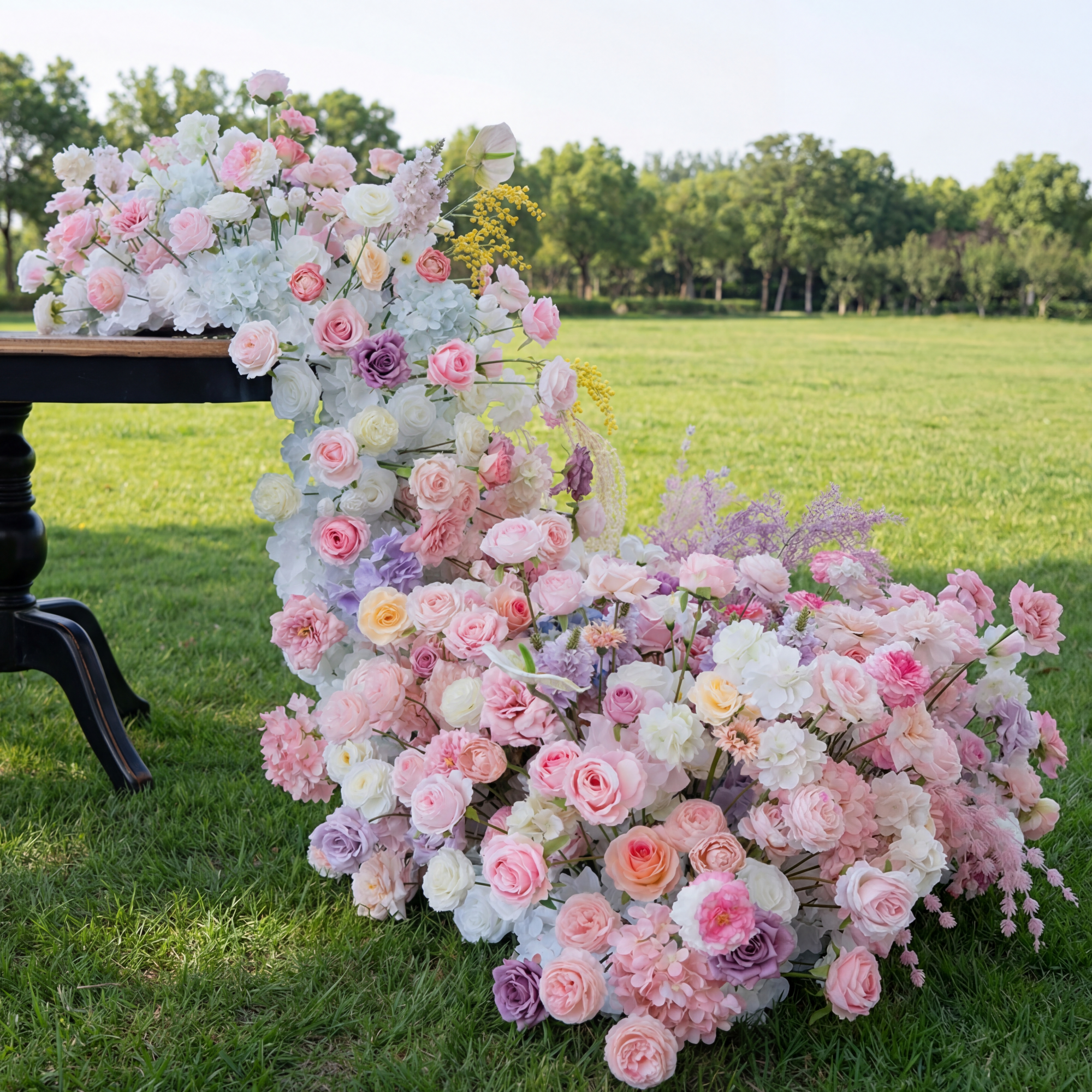 Corredor de mesa floral falso en tonos malva romántico y rubor, flores elegantes en cascada para ocasiones especiales FA-238