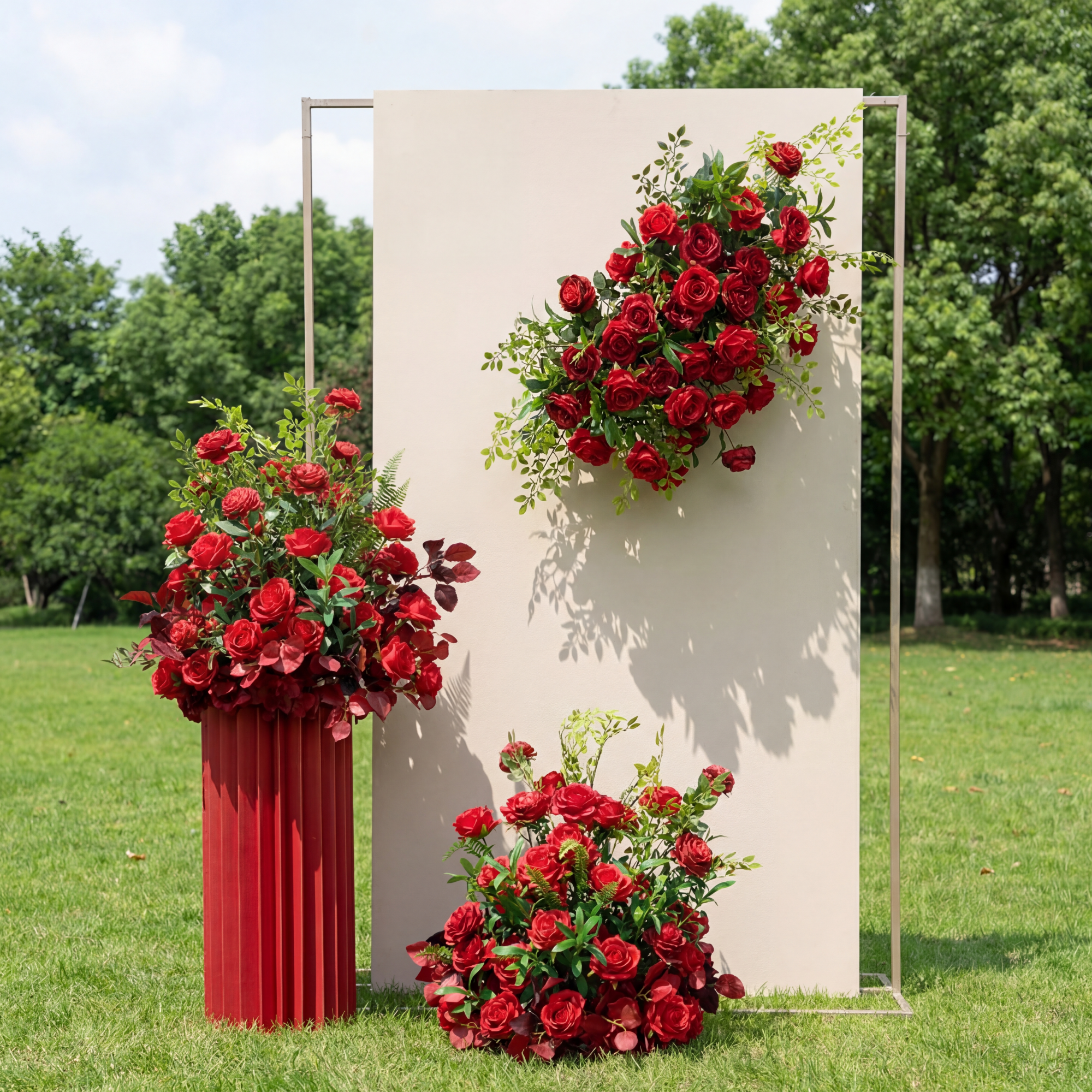 エレガントな青と白の花柄ウェディングアーチ、人工花のアレンジメント、セレモニーバックドロップ&イベント装飾 FA-211