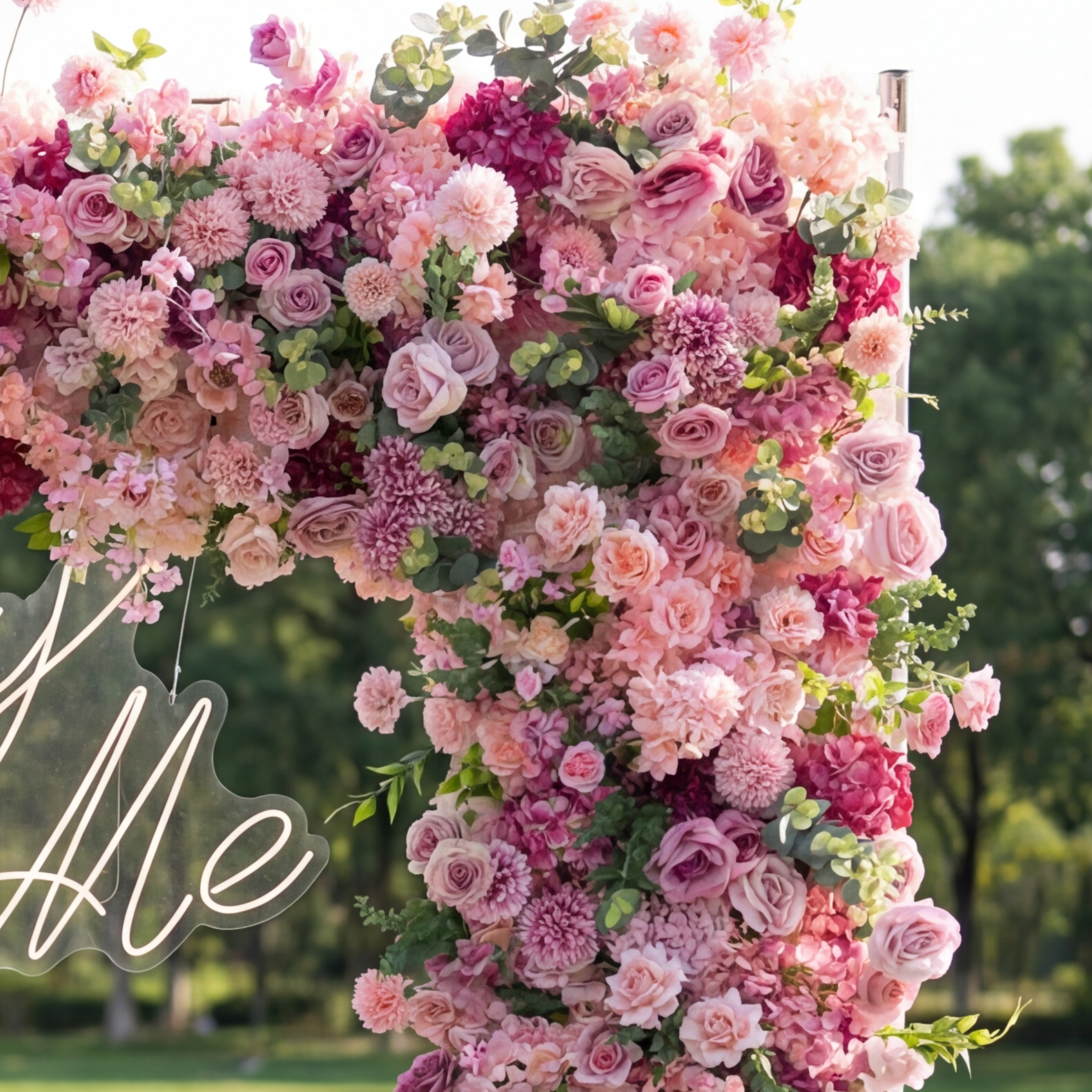 Valar Lavender Elegance – Una Exhibición Lujosa de Flores Moradas en un Arco Decorativo de Flores Artificiales de Tela VA-354