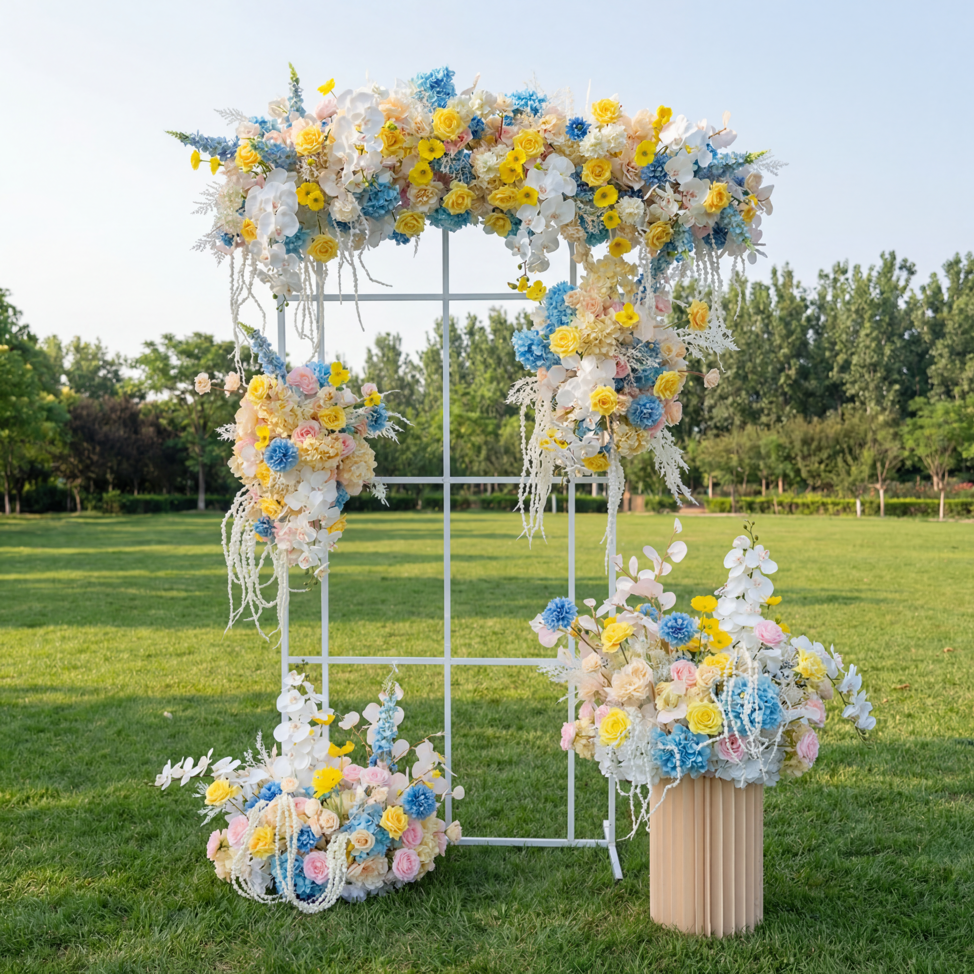 エレガントな青と白の花柄ウェディングアーチ、人工花のアレンジメント