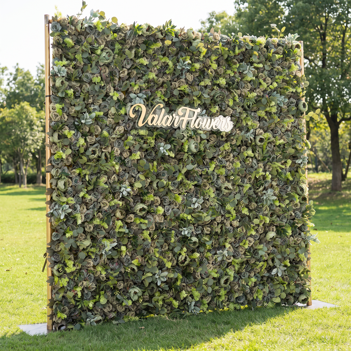 Valar Flowers présente : Forêt enchantée – Un mélange dense de verdure variée avec des accents blancs subtils – Un mur vert idéal pour les célébrations éco-conscientes, les thèmes botaniques et les designs d'intérieur naturalistes-VF-222-3