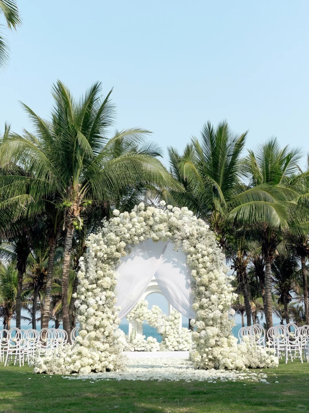 🌴 A Wedding That Feels Like a White Flower Ocean by the Sea Introduction