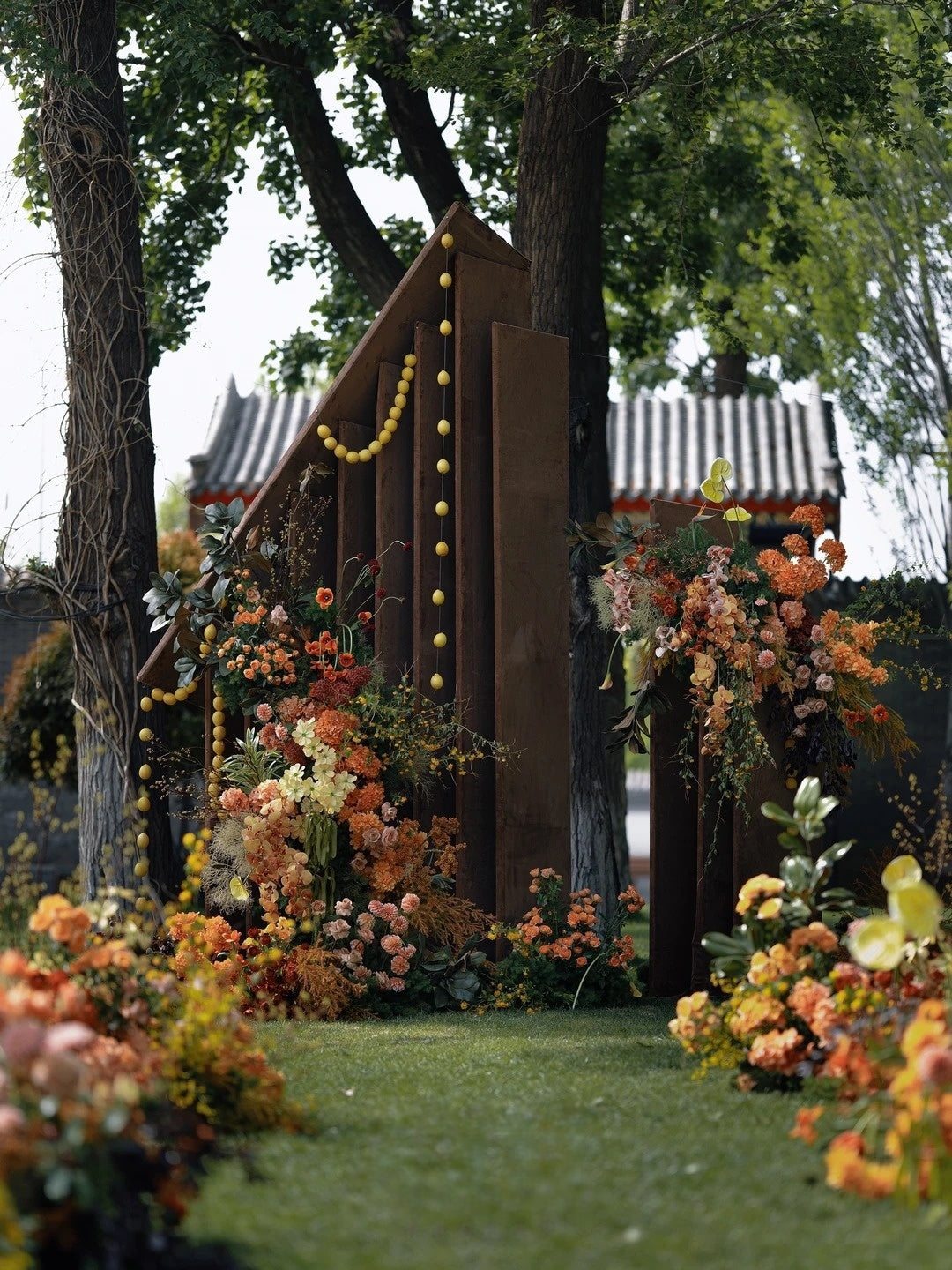 Rustic Autumn Wedding Inspiration with Warm Orange Florals and Sculptural Wood Details