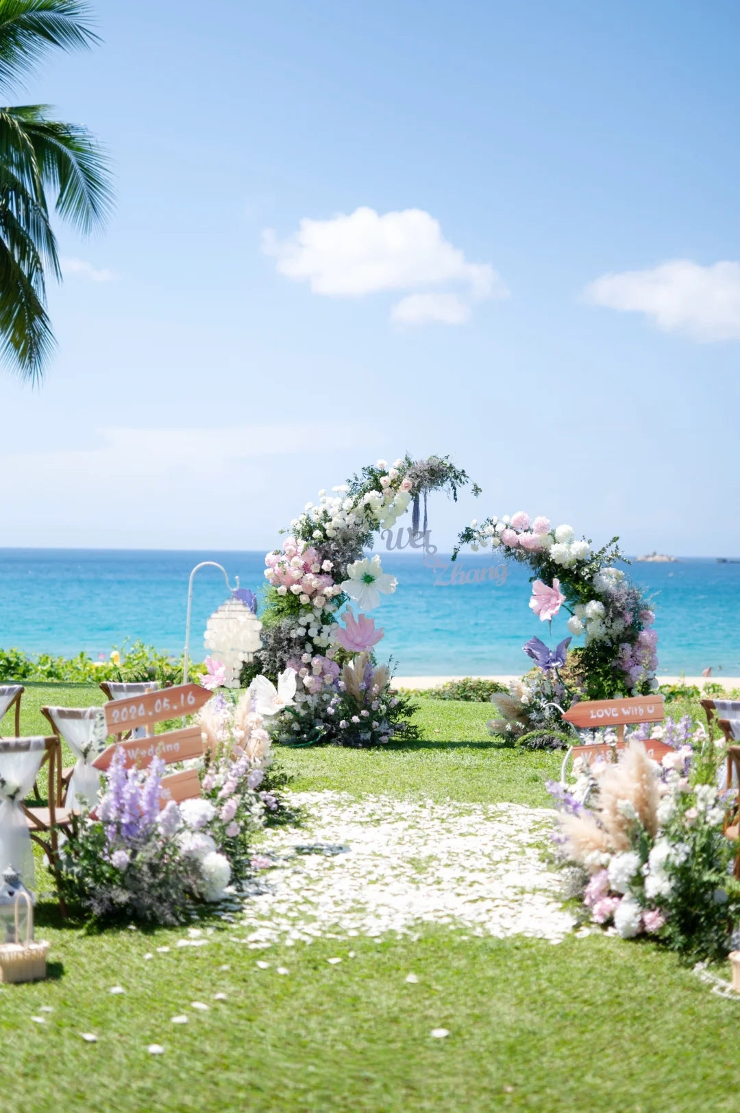 I thought beach weddings had to be all white… until I saw this 🌊🌸💕