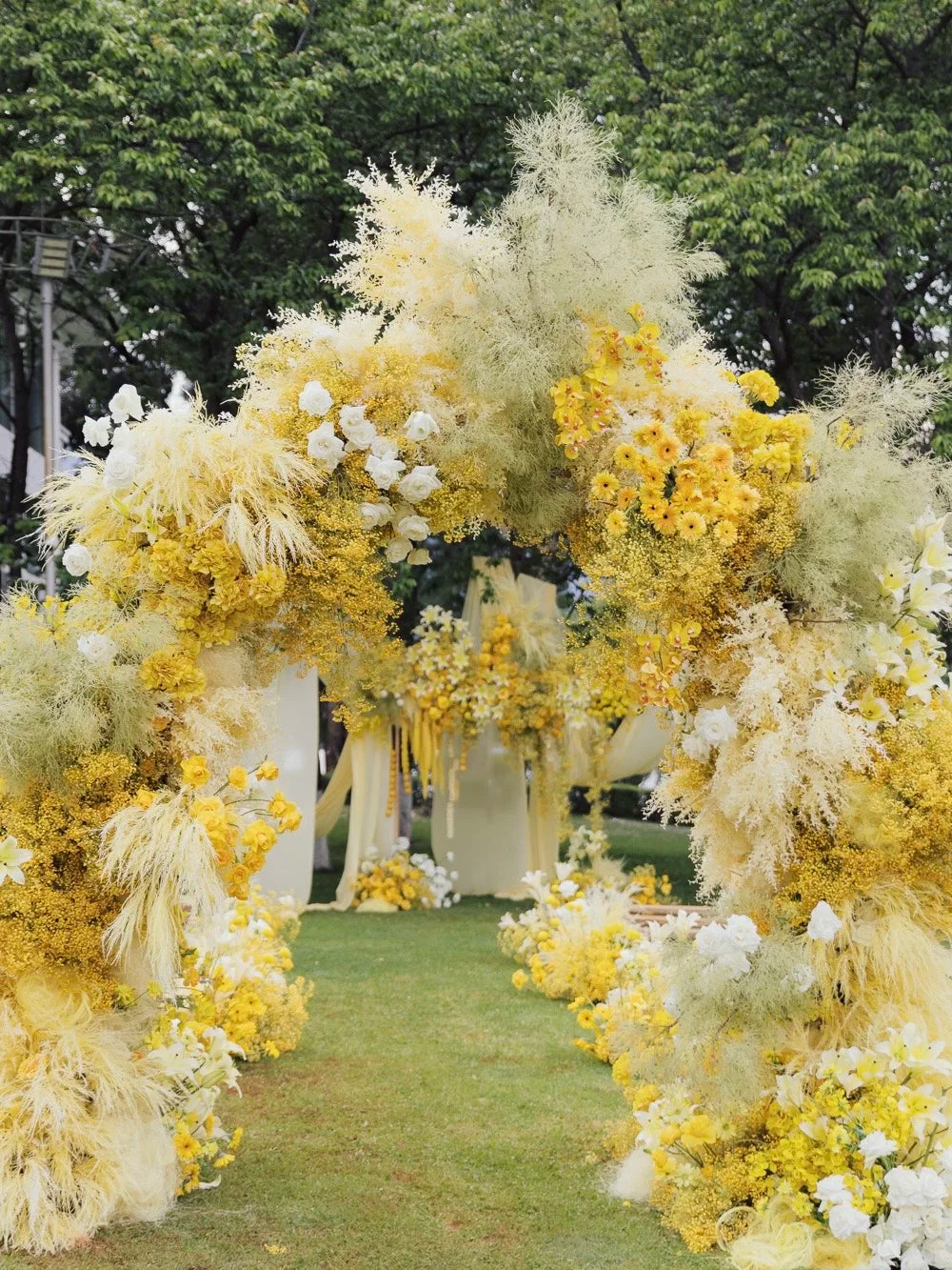 🍋 Spring Lemon Yellow Garden Wedding Inspiration with Dreamy Floral Installations and Soft Romantic Details