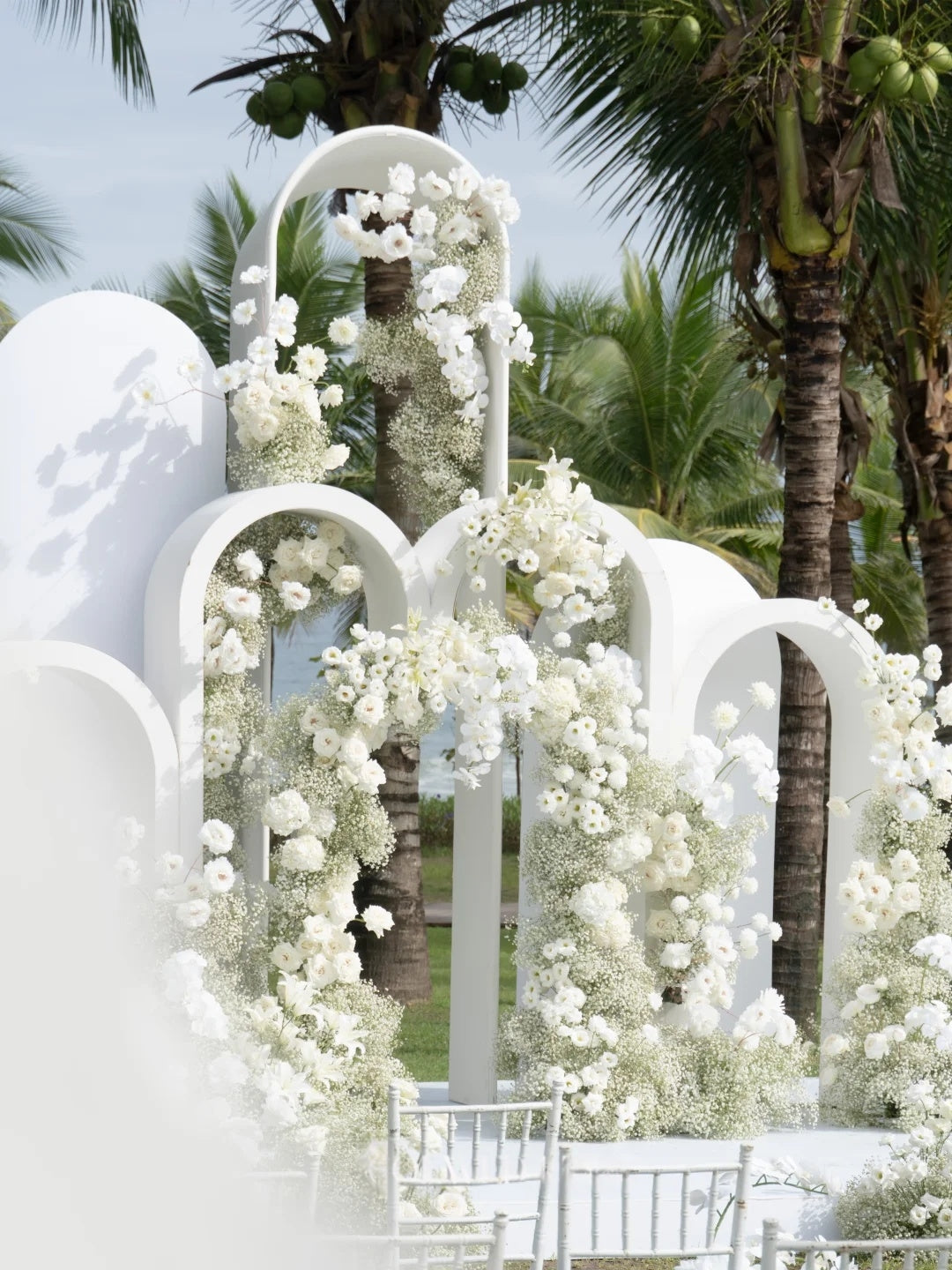 🌴 Sanya Seaside Wedding Inspiration with White Floral Arches and Pure Coastal Elegance