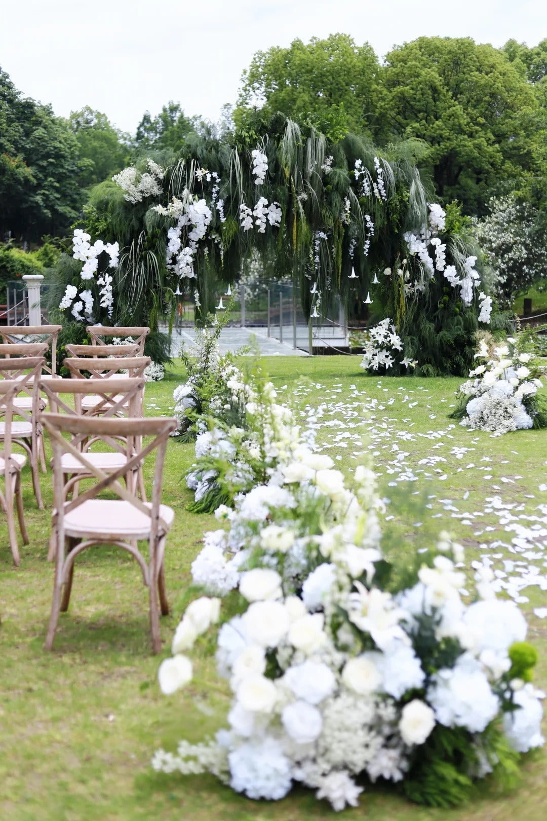 White and Green Wedding Inspiration: Effortless Elegance in a Garden Setting