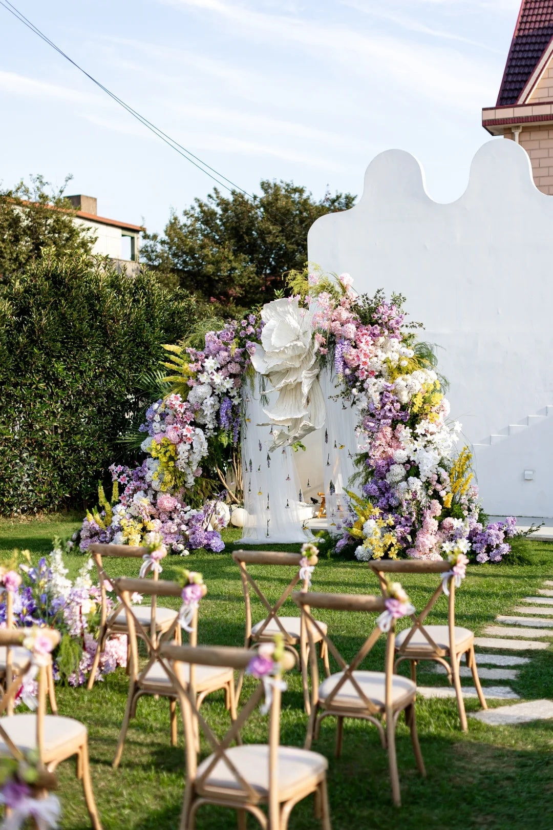 🌿 Elegant Garden Wedding Decor Ideas with Floral Arch and Courtyard Setting