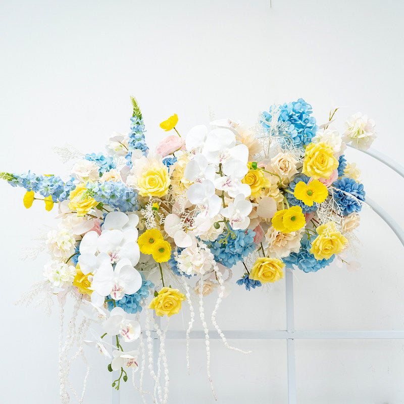 エレガントな青と白の花柄ウェディングアーチ、人工花のアレンジメント