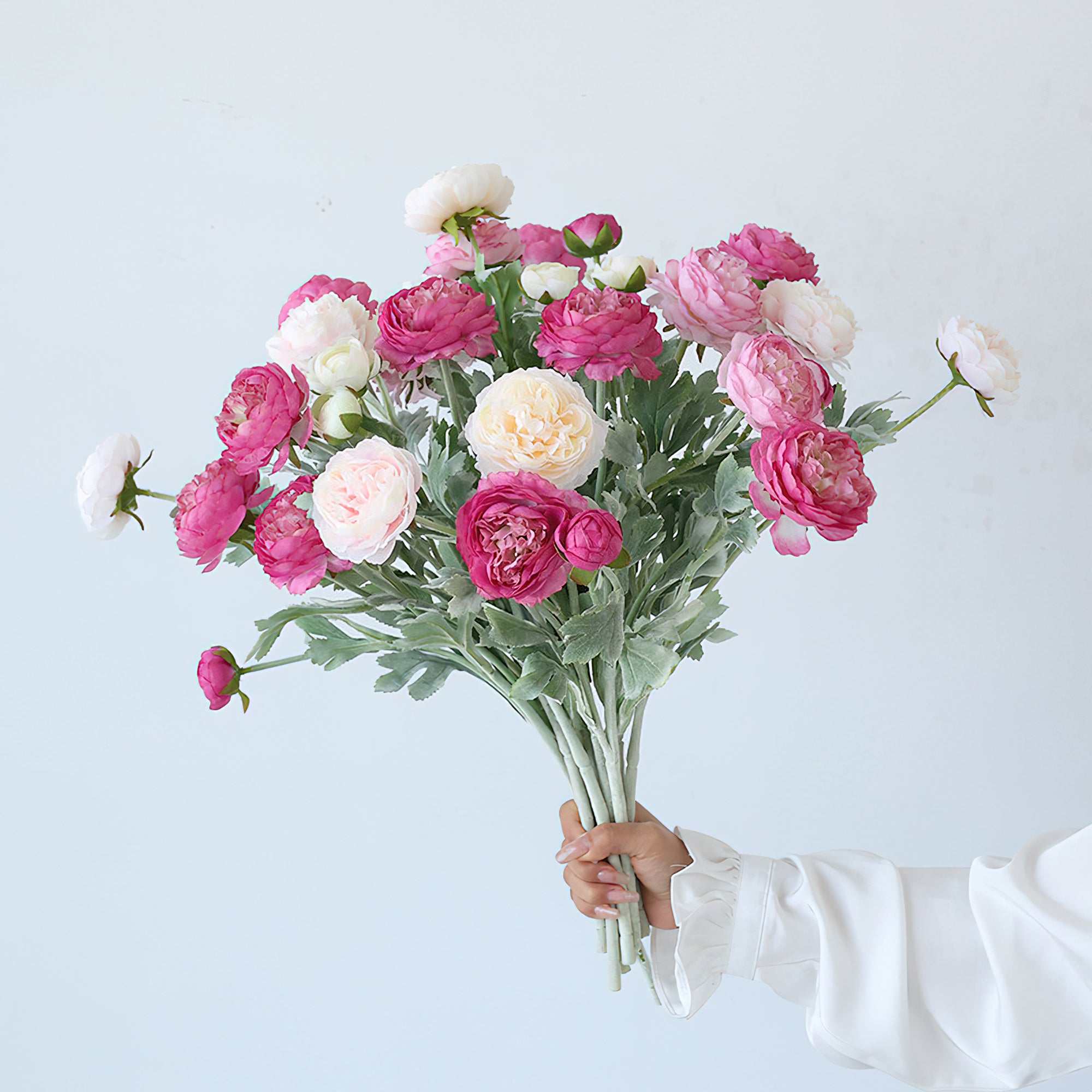 Trio de fleurs artificielles élégantes de style pivoine – Renoncule luxueuse en soie floquée pour décoration d'intérieur et pièces d'exposition.