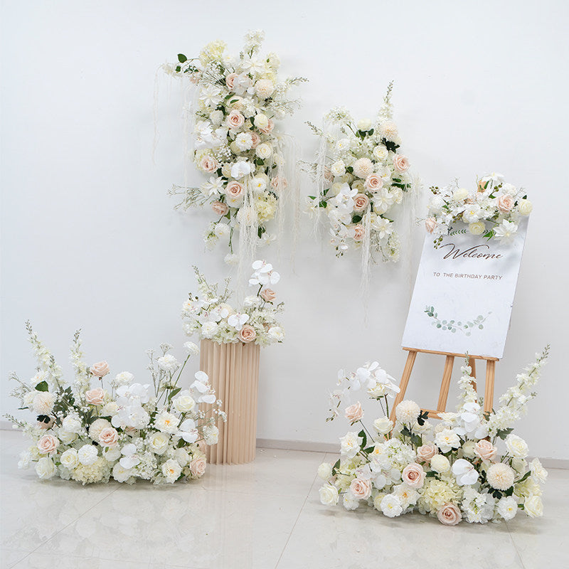 エレガントな青と白の花柄ウェディングアーチ、人工花のアレンジメント