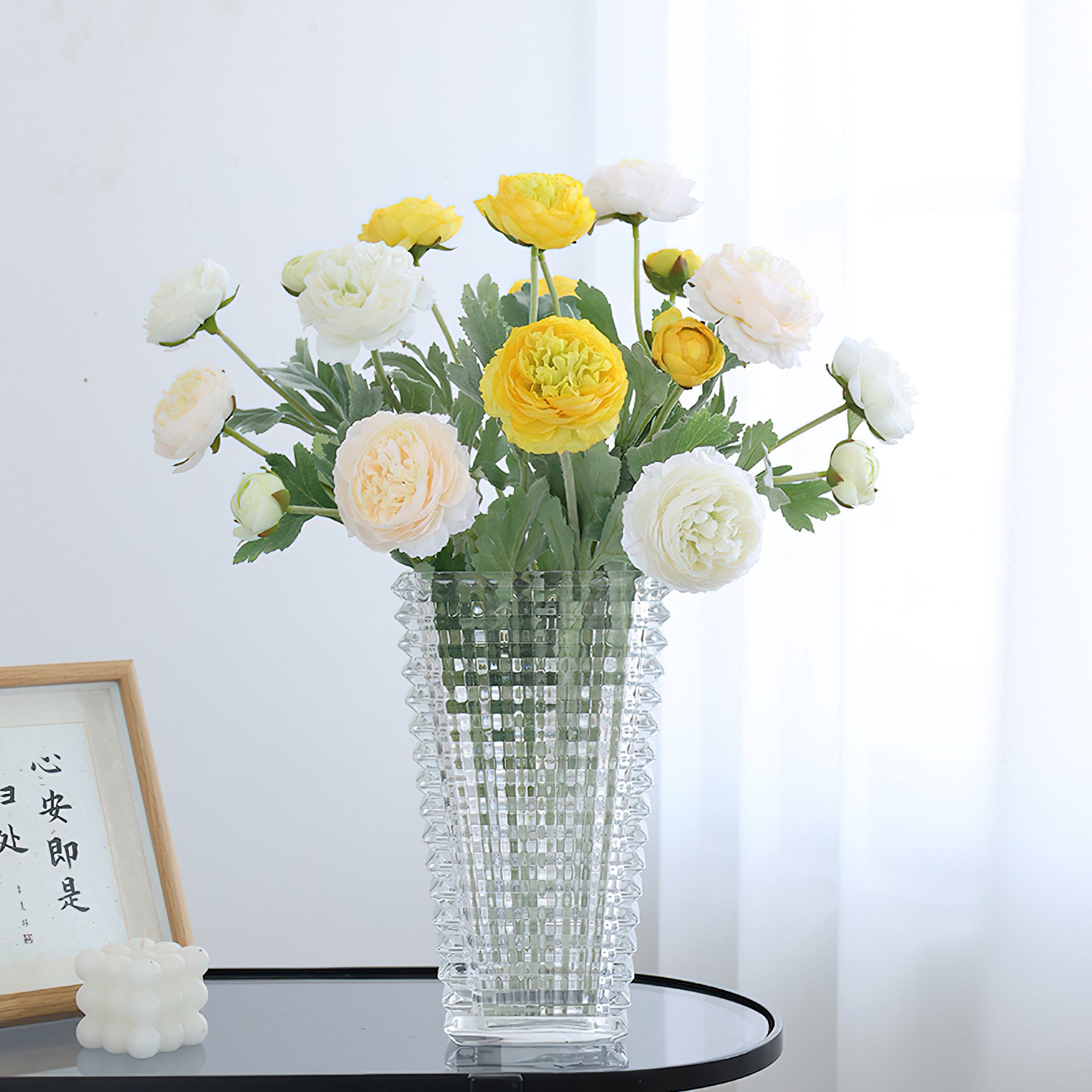Trio de fleurs artificielles élégantes de style pivoine – Renoncule luxueuse en soie floquée pour décoration d'intérieur et pièces d'exposition.