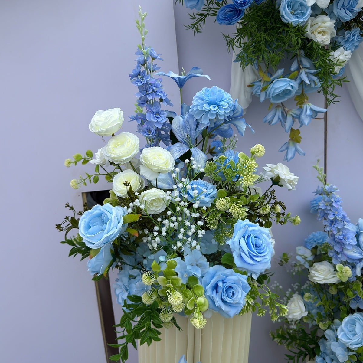 エレガントな青と白の花柄ウェディングアーチ、人工花のアレンジメント