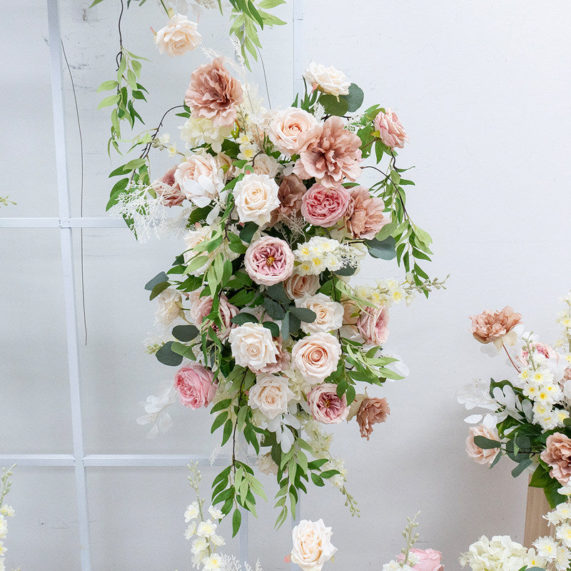 エレガントな青と白の花柄ウェディングアーチ、人工花のアレンジメント