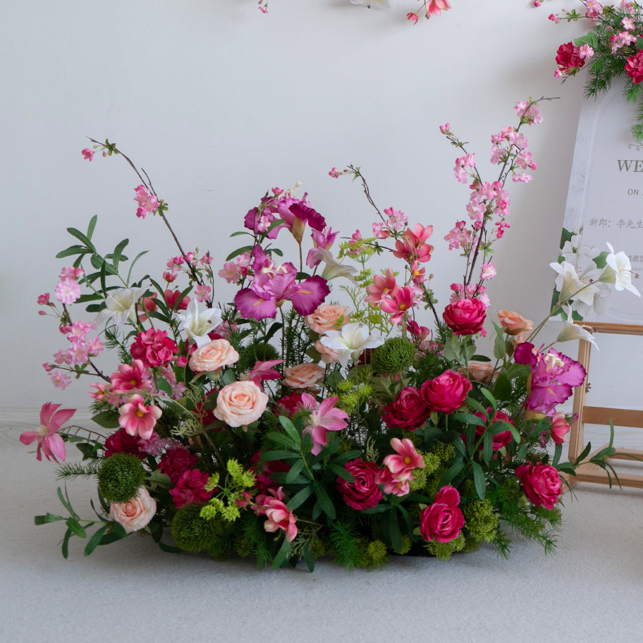 エレガントな青と白の花柄ウェディングアーチ、人工花のアレンジメント