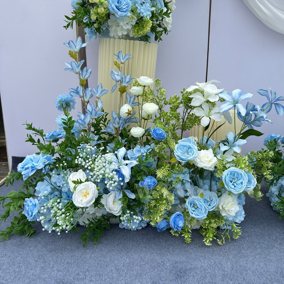 エレガントな青と白の花柄ウェディングアーチ、人工花のアレンジメント