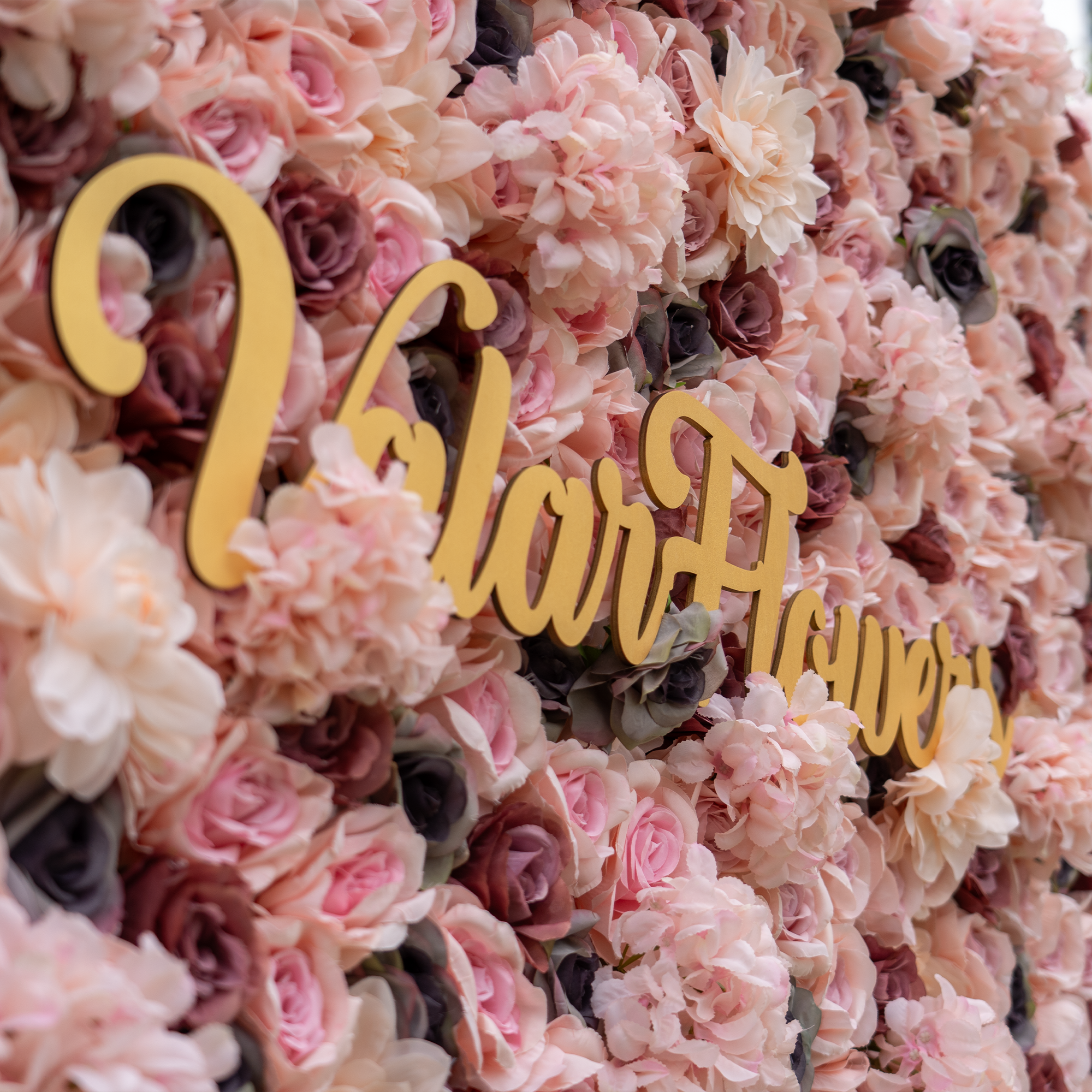 زهور الفالار لفة النسيج الاصطناعي المختلط البني والوردي زهرة رمادي خلفية جدار الزفاف ، ديكور حزب الأزهار ، الحدث