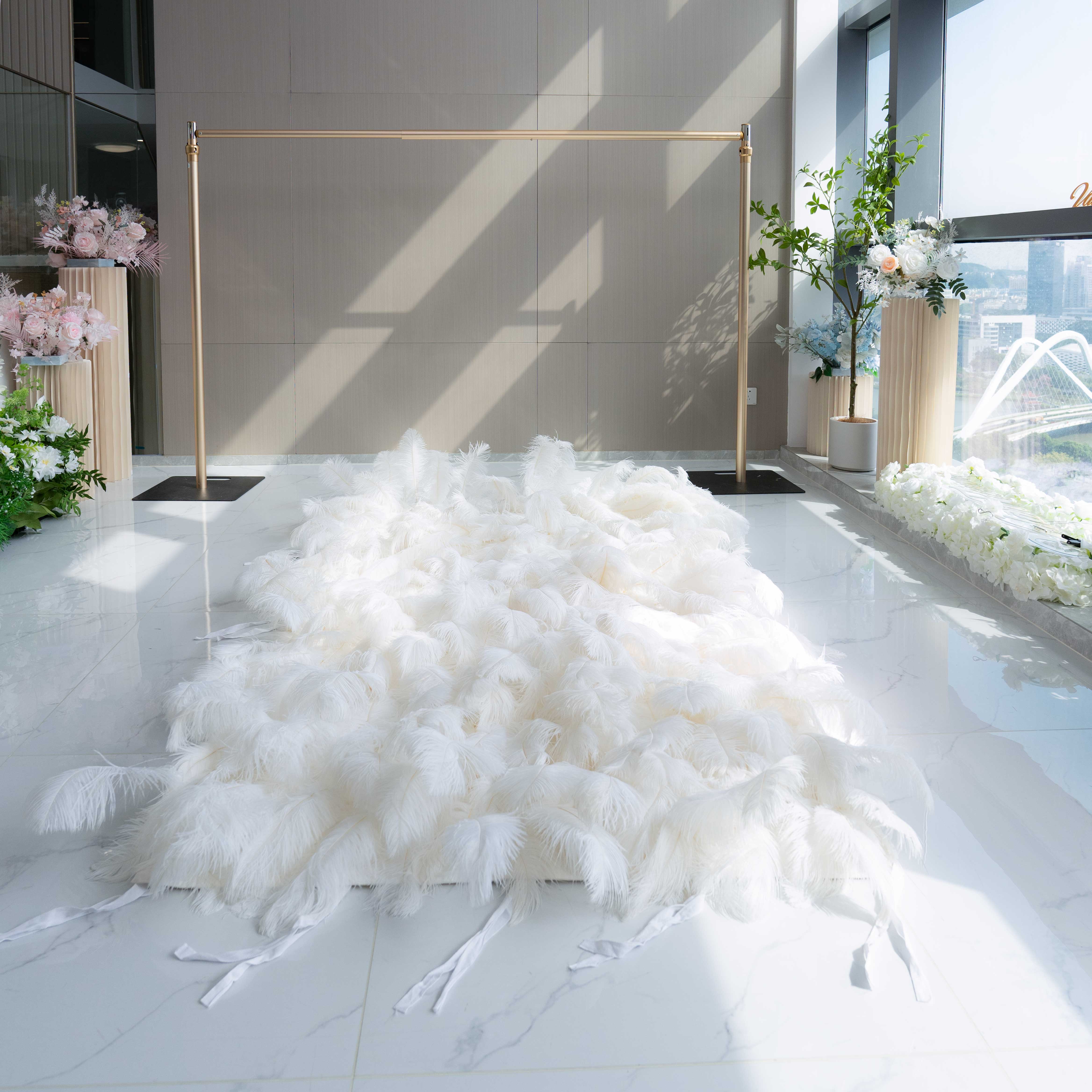 Élégant fond de mur de plumes d’autruche blanche - Mur de tissu enroulable - Décor de fête nuptiale - Célébration des lieux de mariage Mur floral-VF-164 