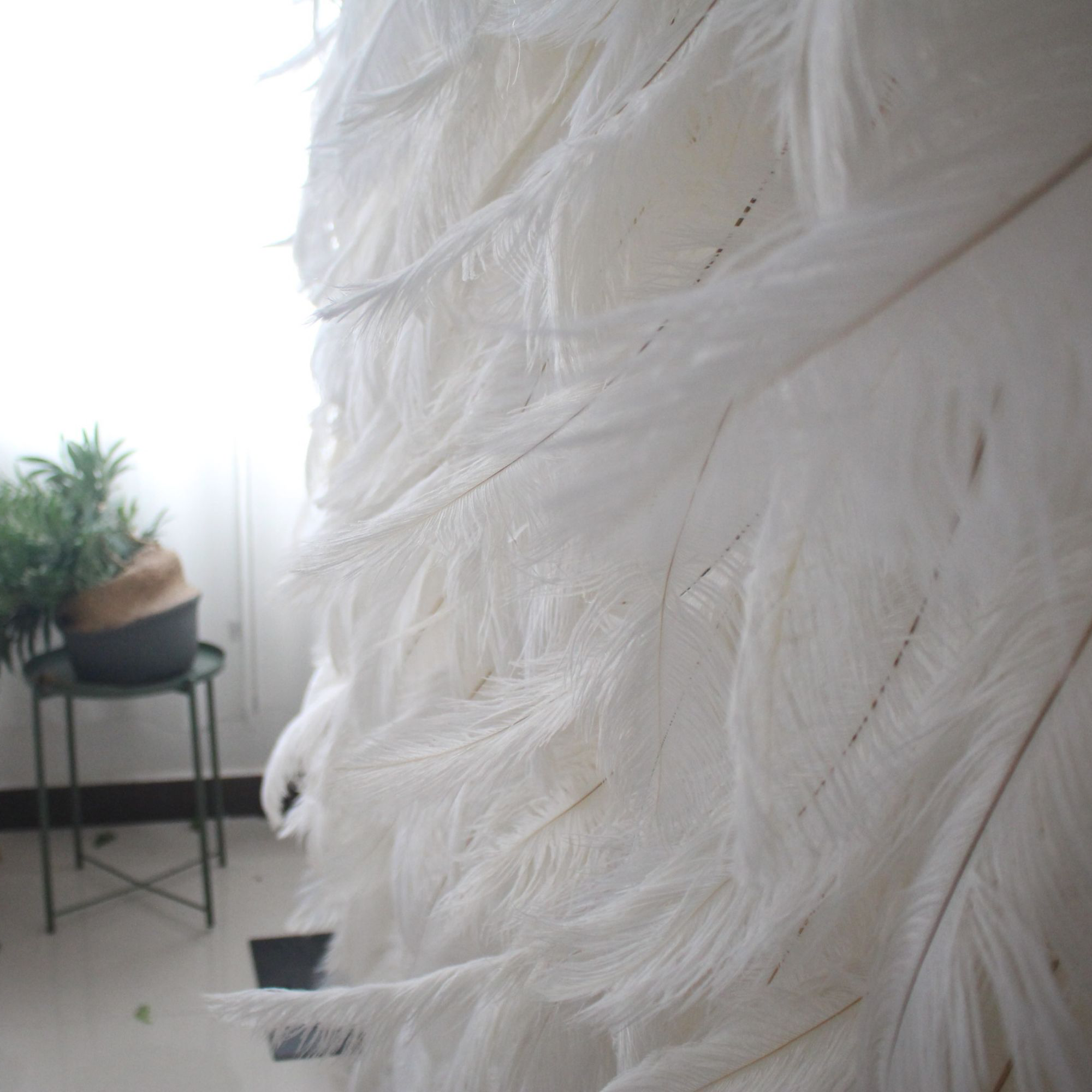 Élégant fond de mur de plumes d’autruche blanche - Mur de tissu enroulable - Décor de fête nuptiale - Célébration des lieux de mariage Mur floral-VF-164 