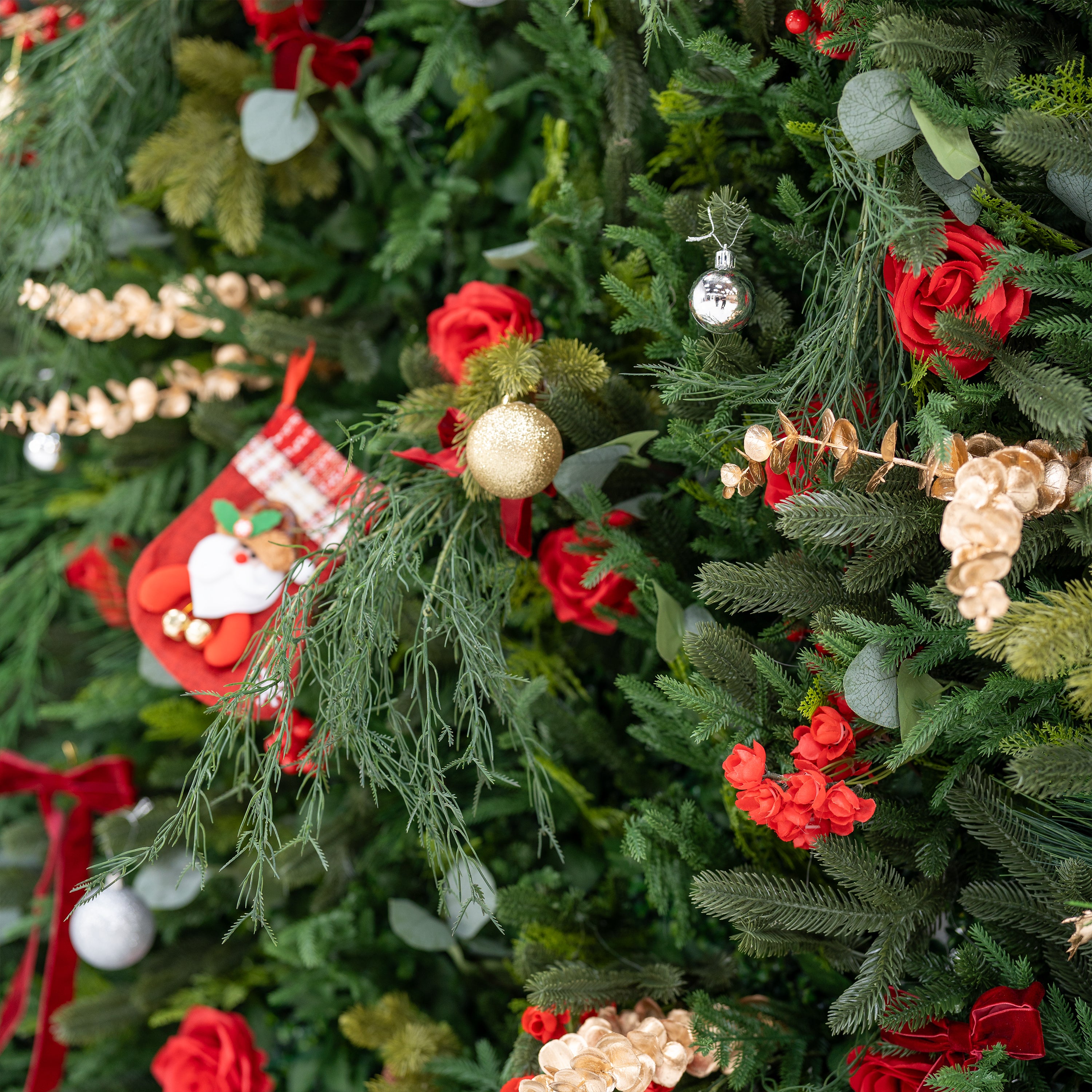 Valar Flower Christmas Themed Floral Wall Backdrop: Festive Evergreen & Red Rose Masterpiece for Holiday Events & Decor-VF-491-2