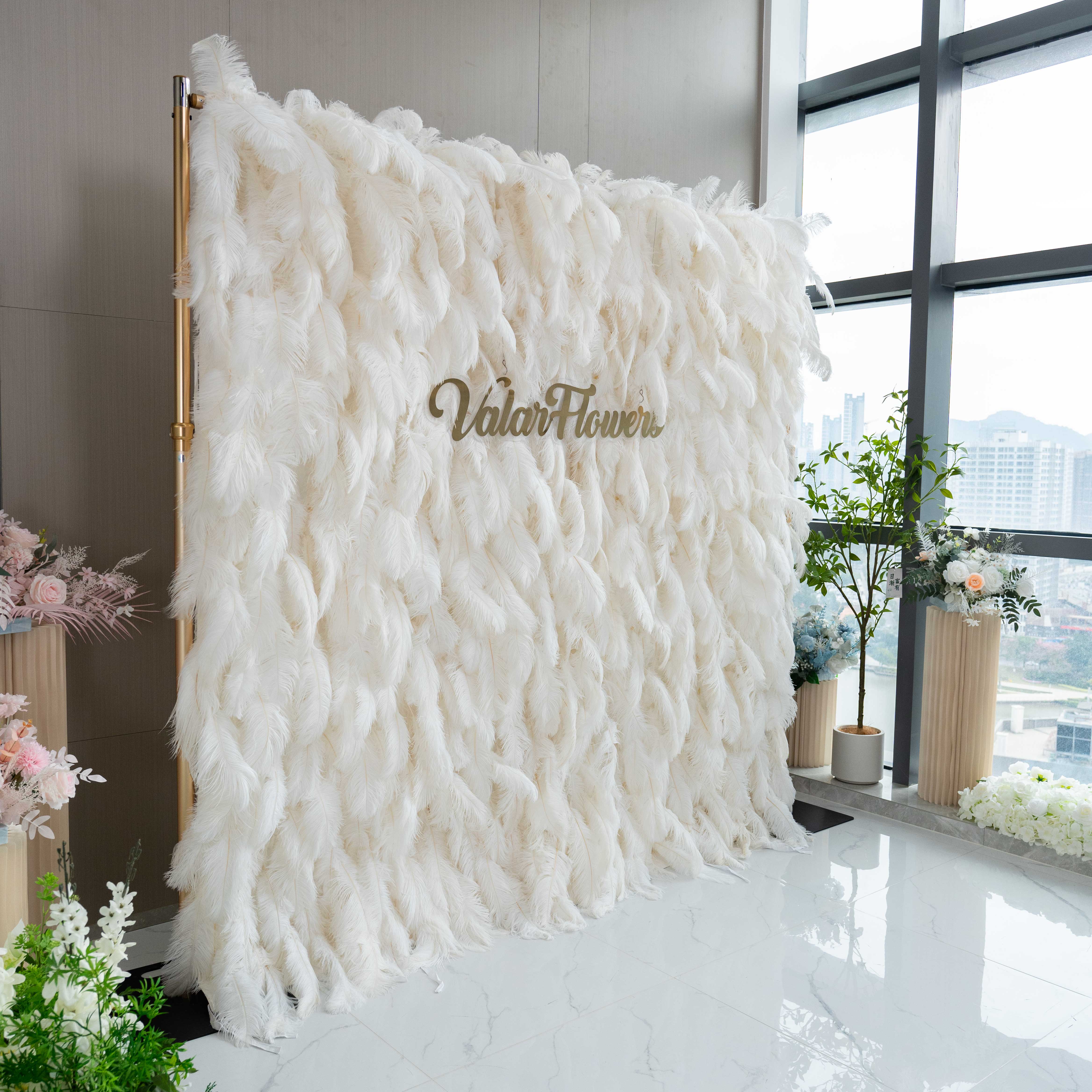 Élégant fond de mur de plumes d’autruche blanche - Mur de tissu enroulable - Décor de fête nuptiale - Célébration des lieux de mariage Mur floral-VF-164 