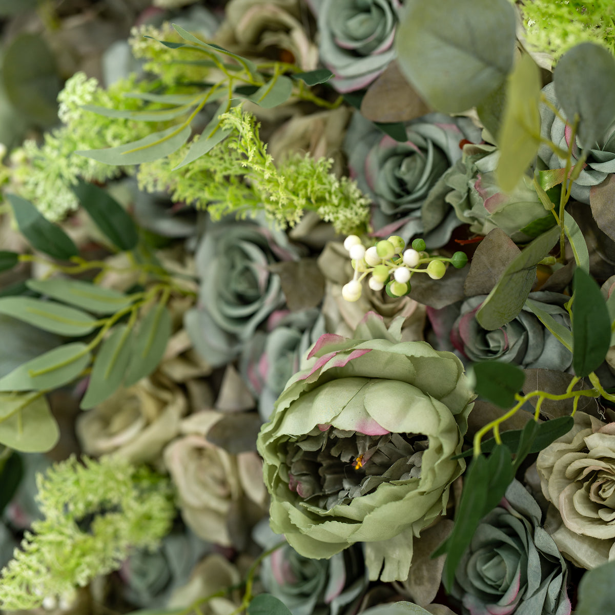 Valar Flower Bosque Encantado – Una Mezcla Densa de Vegetación Variada con Sutiles Acentos Blancos – Una Pared Verde Ideal VF-222-3