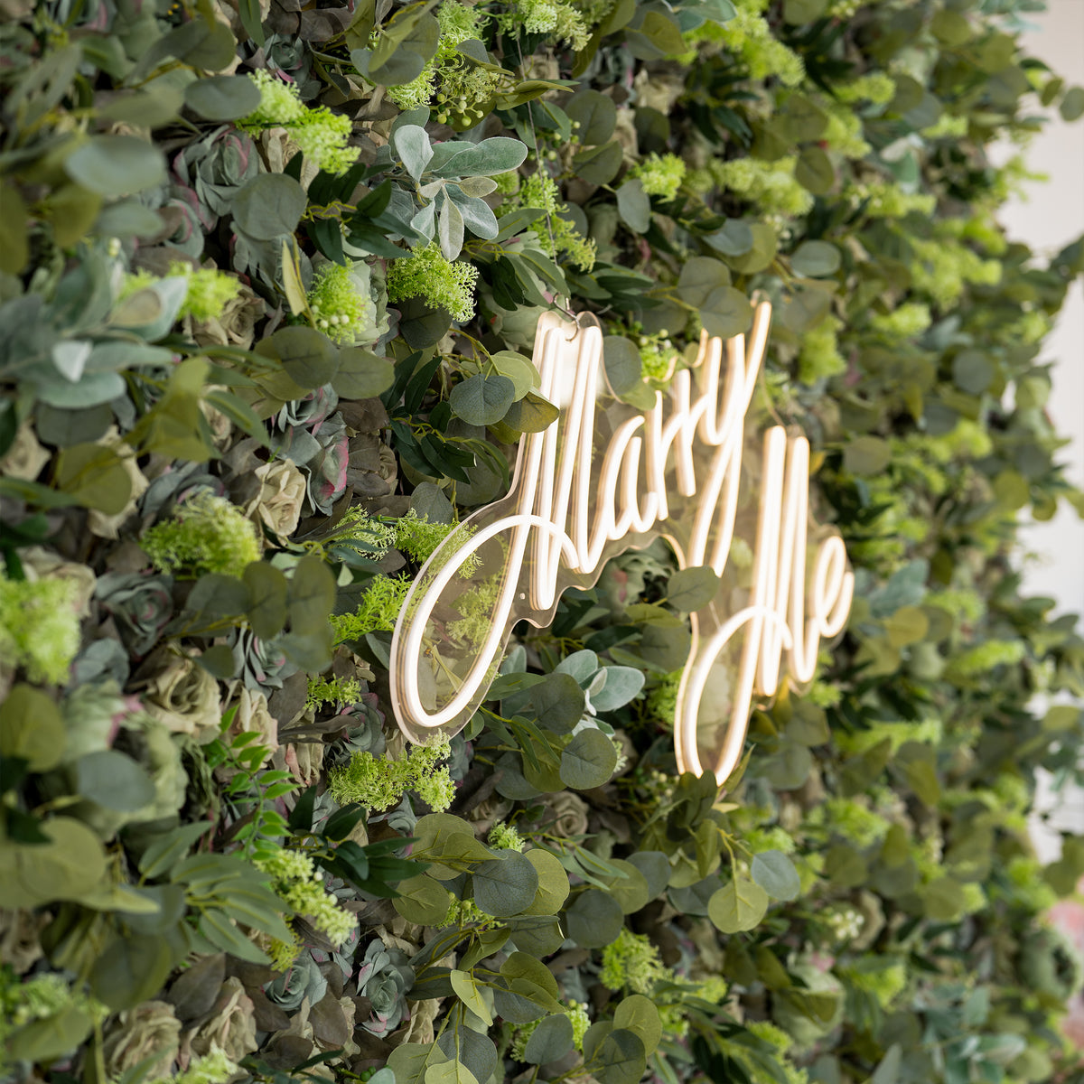 Valar Flower Bosque Encantado – Una Mezcla Densa de Vegetación Variada con Sutiles Acentos Blancos – Una Pared Verde Ideal VF-222-3