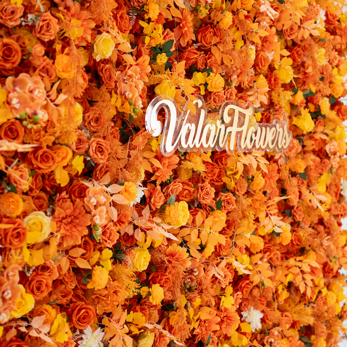 눈부신 오렌지 색조의 인공 장미와 난초 꽃 벽 - ValarFlowers: 당신의 이벤트를 위한 따뜻함의 폭발 - VF-812