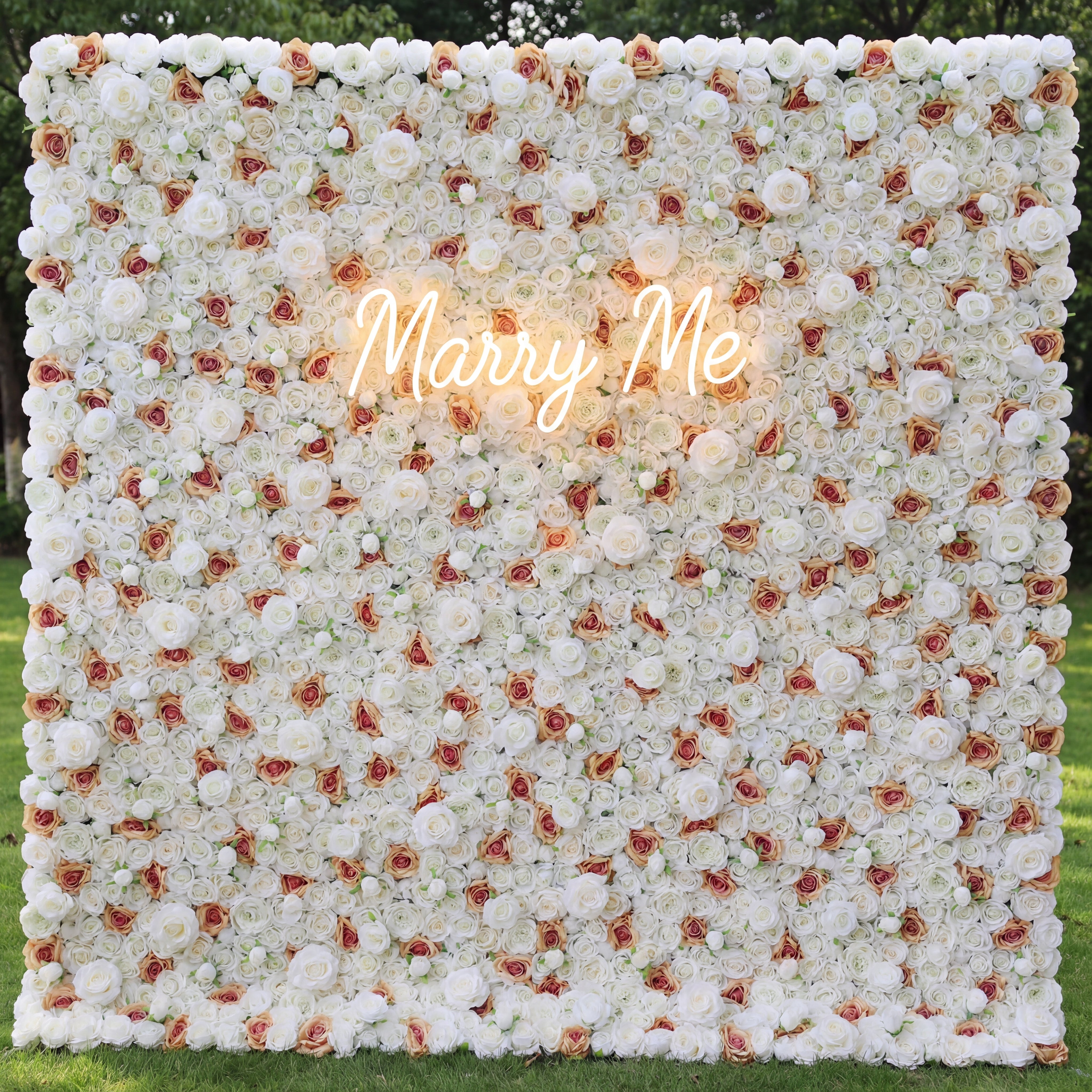 Valar Flowers Presenta: Elysian Meadows – Una Majestuosa Mezcla de Rosas de Tela Blancas y Melocotón Claro – Pared Floral Esencial para Bodas, Celebraciones y Ambientes Interiores Sofisticados-VF-218