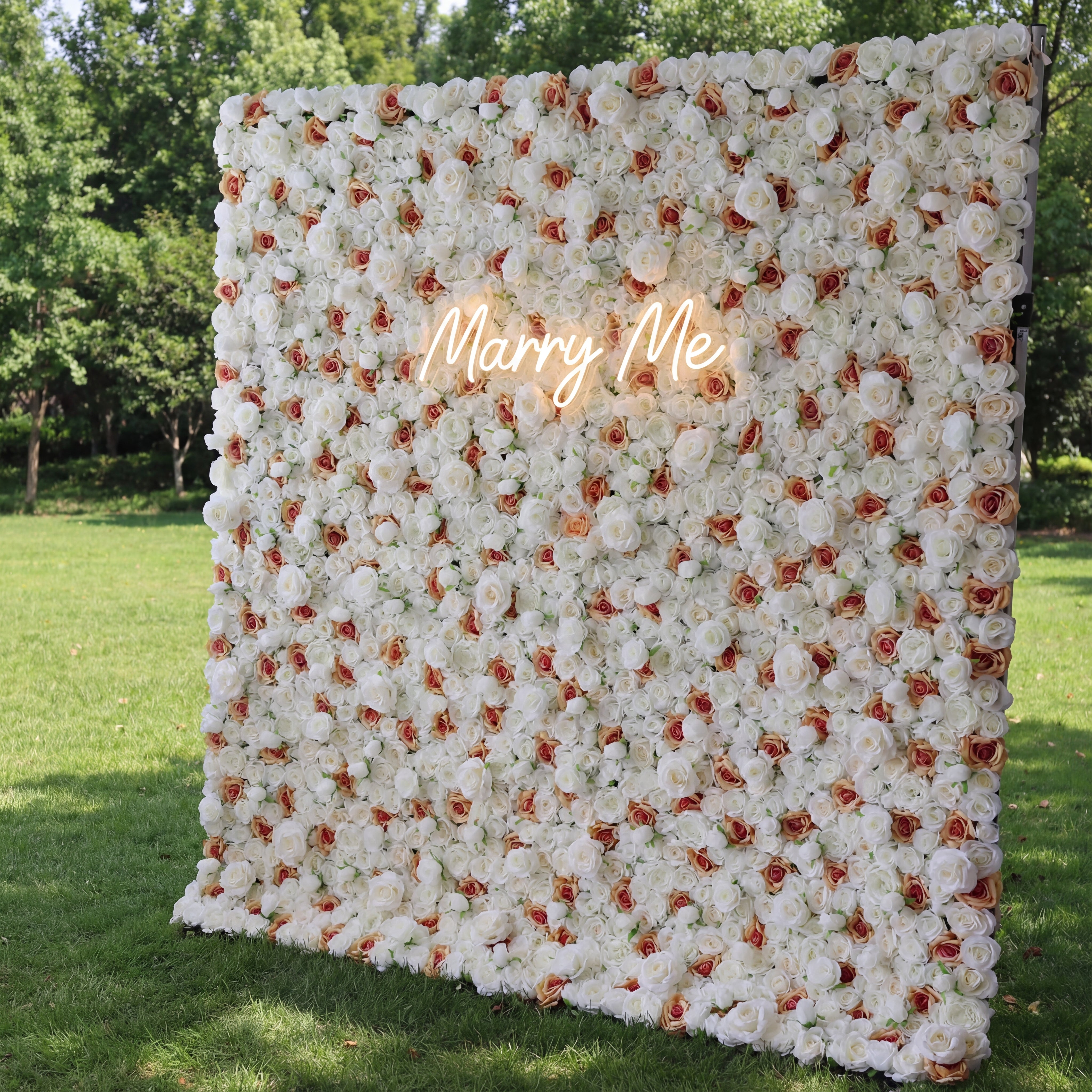 Valar Flowers Presenta: Elysian Meadows – Una Majestuosa Mezcla de Rosas de Tela Blancas y Melocotón Claro – Pared Floral Esencial para Bodas, Celebraciones y Ambientes Interiores Sofisticados-VF-218