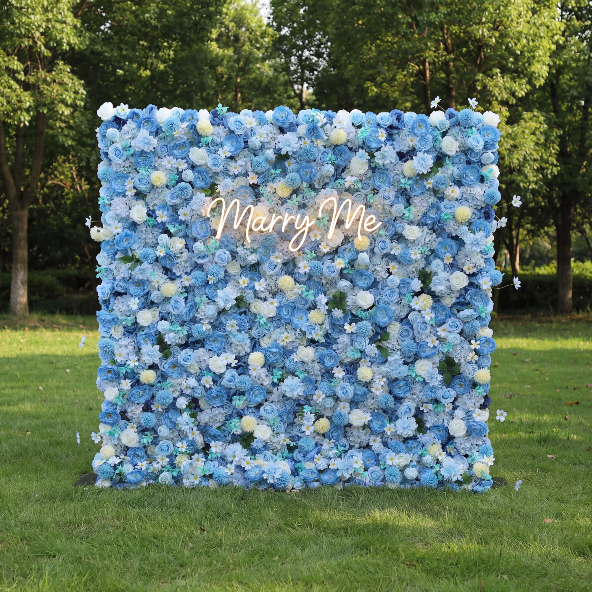 Valar Flowers تعرض: Cerulean Dreamscape – لوحة فنية غنية من أزهار القماش باللون الأزرق الغني والأبيض الكريمي – جدار زهور فاخر للفعاليات على الشاطئ، التجمعات والديكورات الداخلية المستوحاة من الساحل-VF-219-3