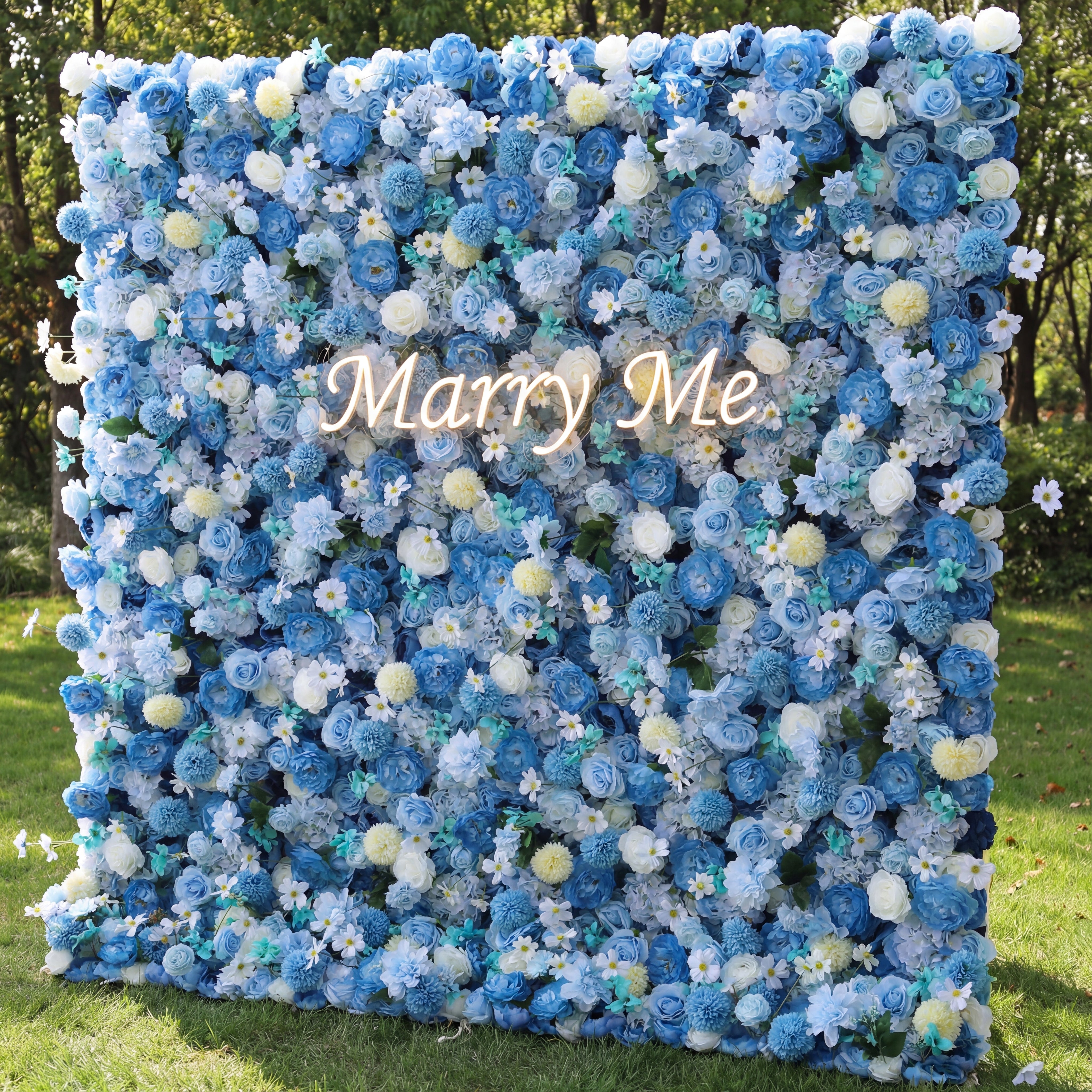 Valar Flowers تعرض: Cerulean Dreamscape – لوحة فنية غنية من أزهار القماش باللون الأزرق الغني والأبيض الكريمي – جدار زهور فاخر للفعاليات على الشاطئ، التجمعات والديكورات الداخلية المستوحاة من الساحل-VF-219-3