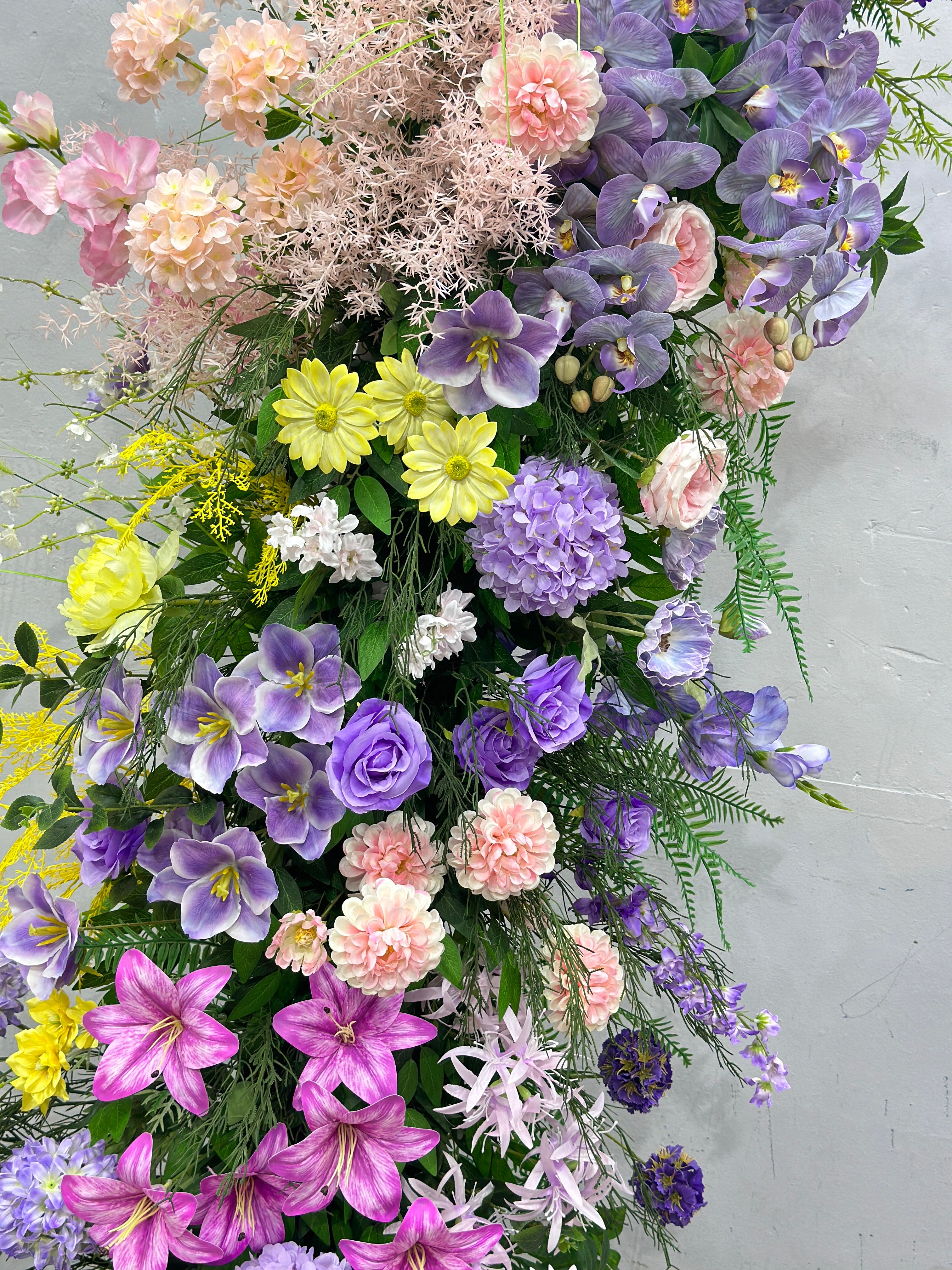 Arche florale élégante en forme de lune pour cérémonie de mariage - Arche de fleurs artificielles pour mariages, événements et occasions spéciales
