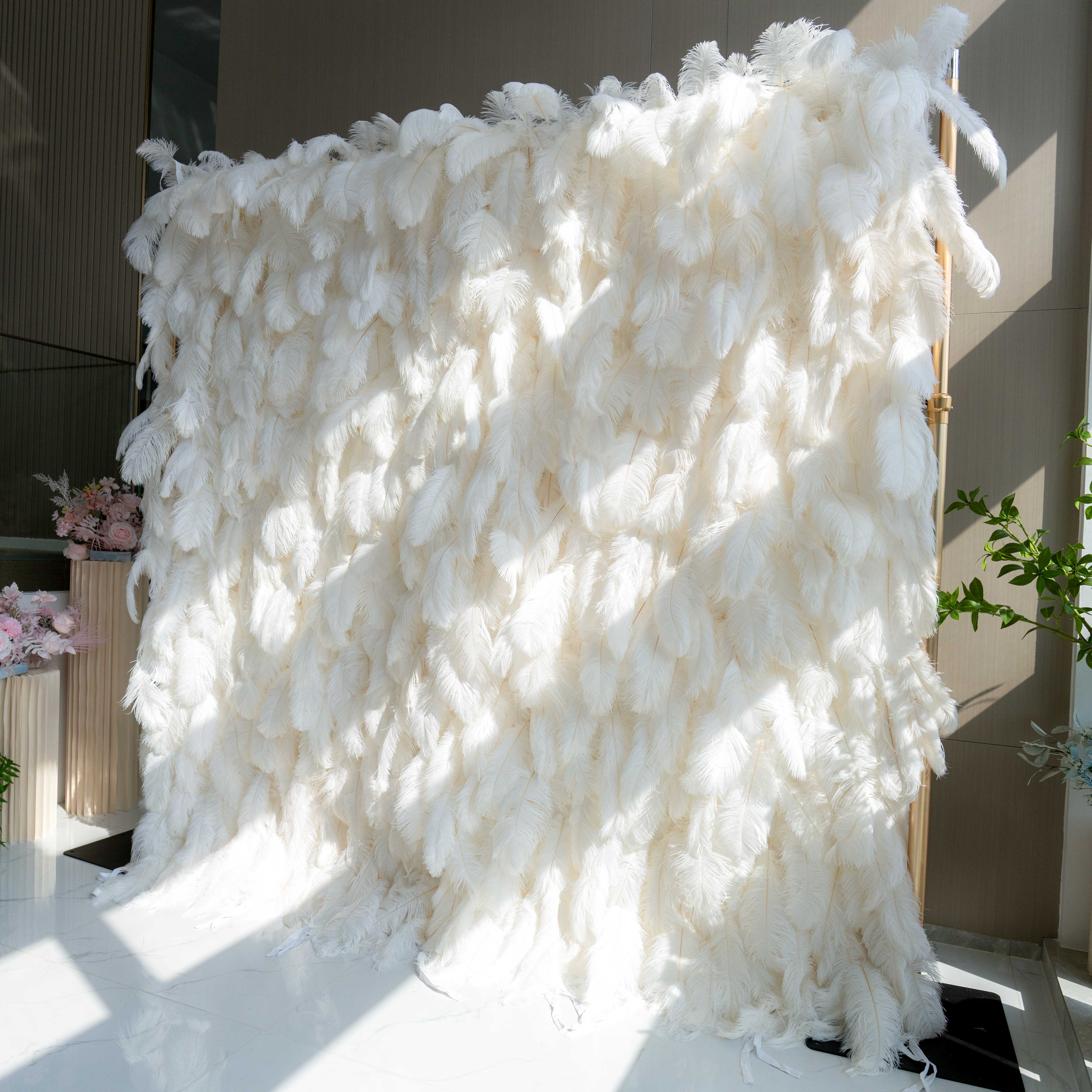 Élégant fond de mur de plumes d’autruche blanche - Mur de tissu enroulable - Décor de fête nuptiale - Célébration des lieux de mariage Mur floral-VF-164 