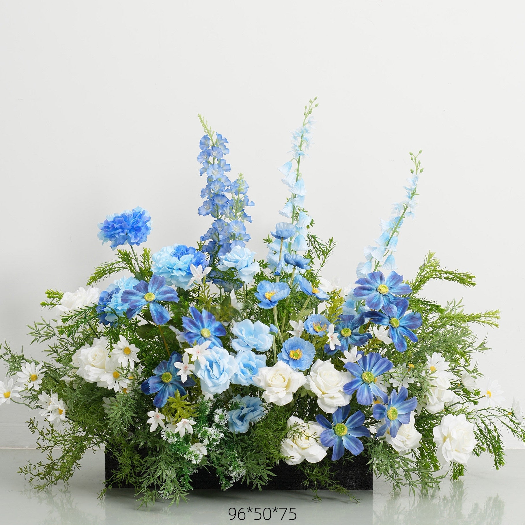 エレガントな青と白の花柄ウェディングアーチ、人工花のアレンジメント