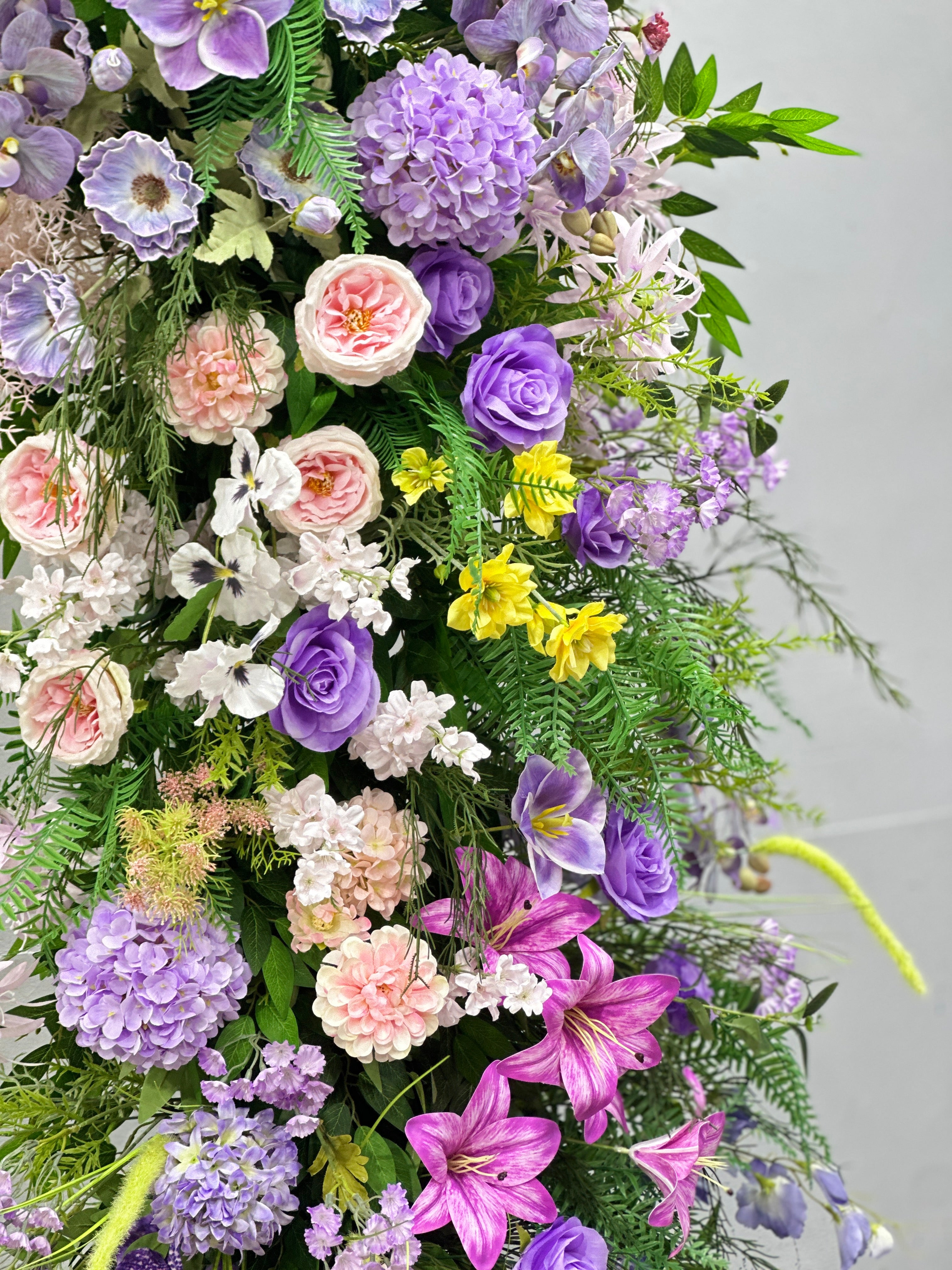 Arche florale élégante en forme de lune pour cérémonie de mariage - Arche de fleurs artificielles pour mariages, événements et occasions spéciales