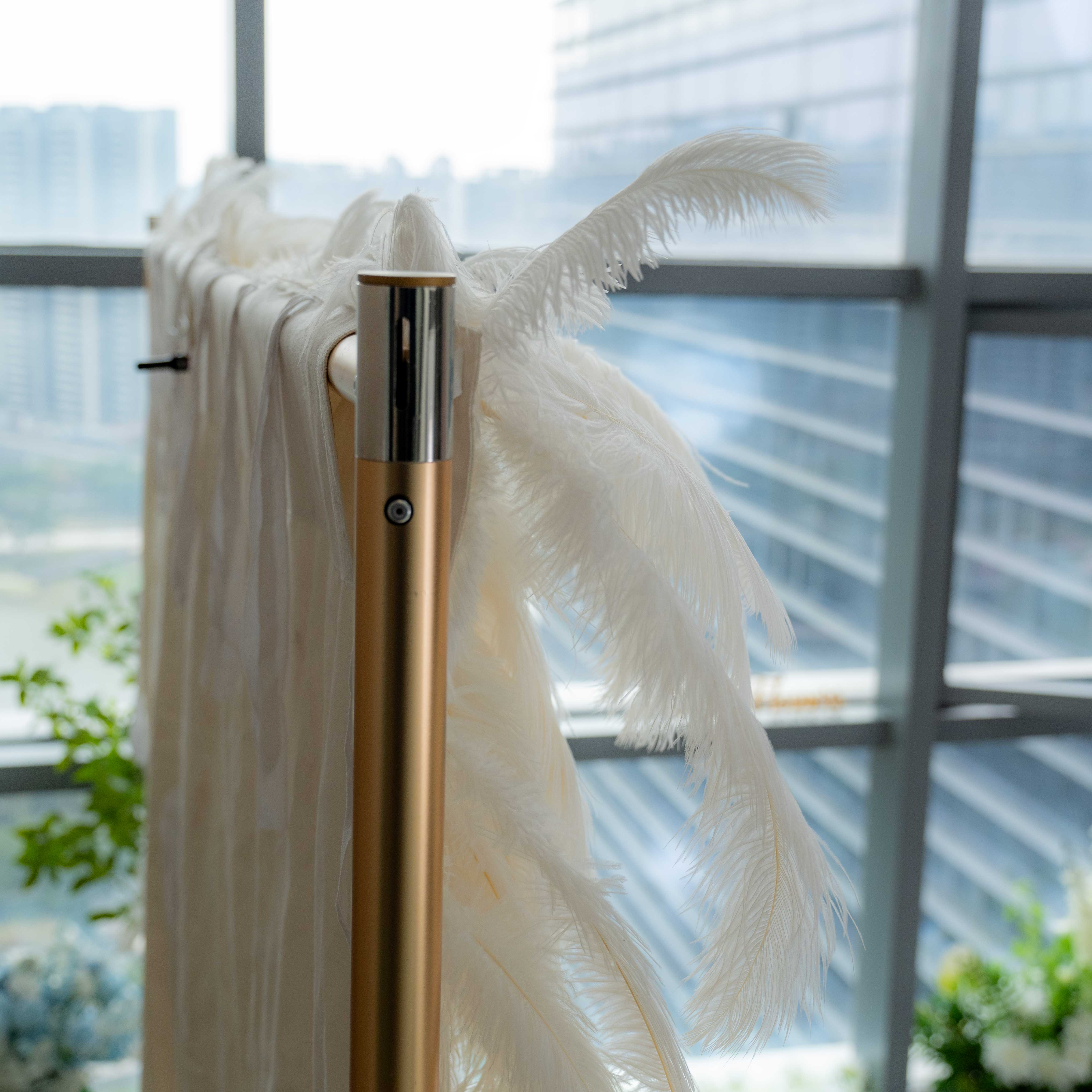 Élégant fond de mur de plumes d’autruche blanche - Mur de tissu enroulable - Décor de fête nuptiale - Célébration des lieux de mariage Mur floral-VF-164 