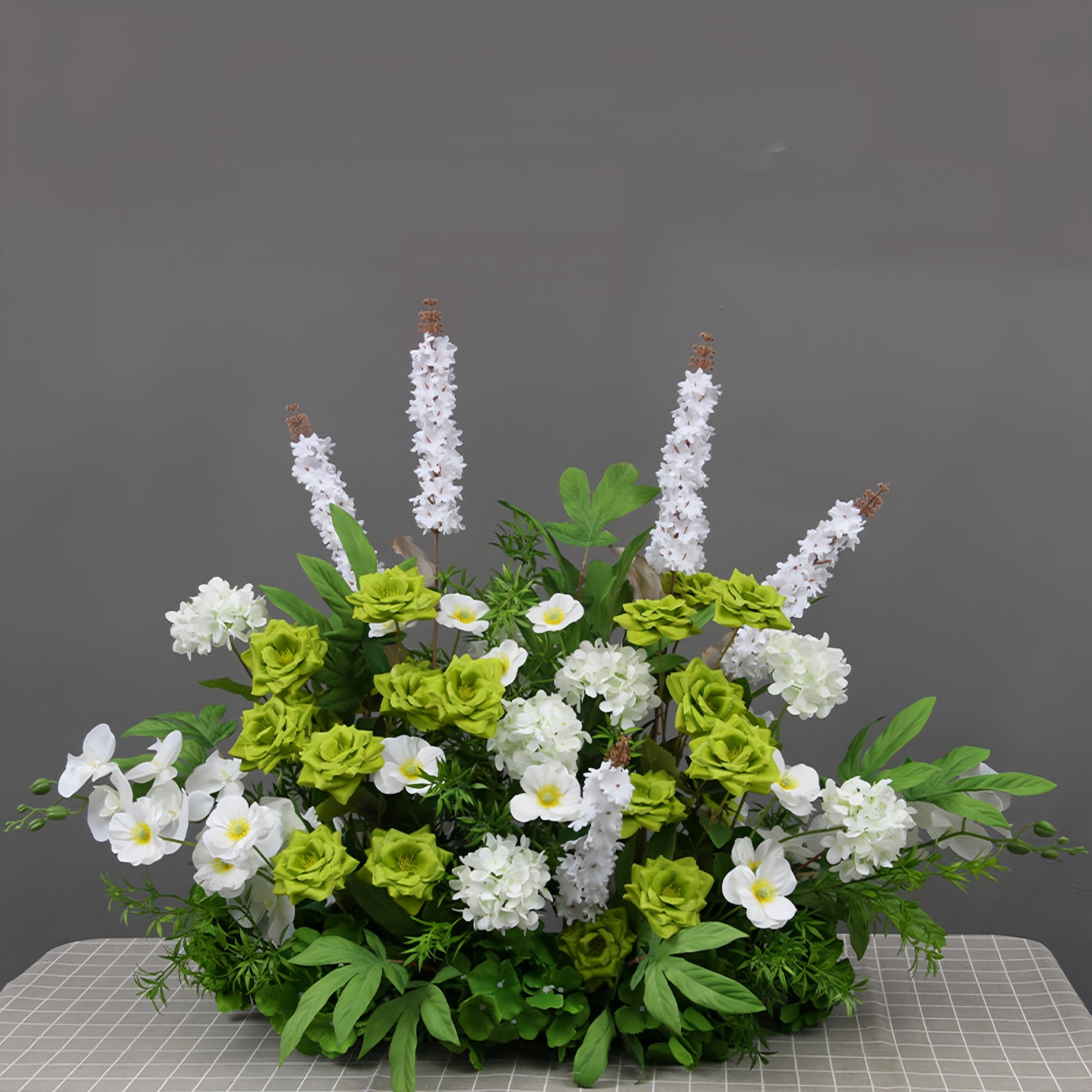 エレガントな青と白の花柄ウェディングアーチ、人工花のアレンジメント、セレモニーバックドロップ＆イベント装飾 FA-211