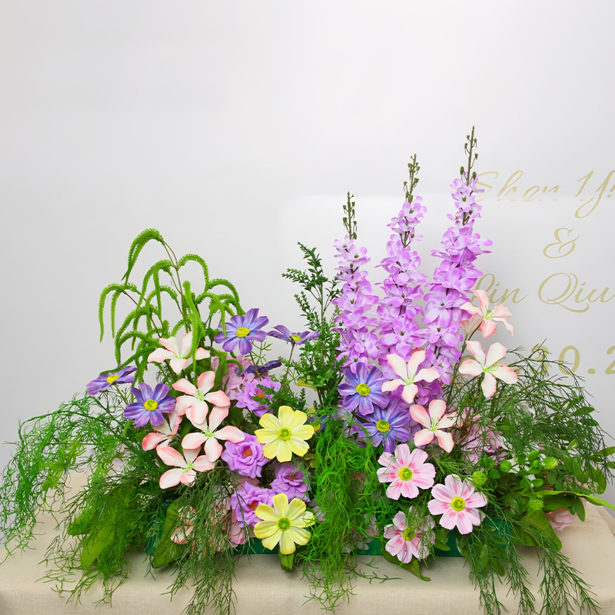 Configuración de flores artificiales inspiradas en la primavera – Conjunto de flores artificiales azules y amarillas para eventos FA-264