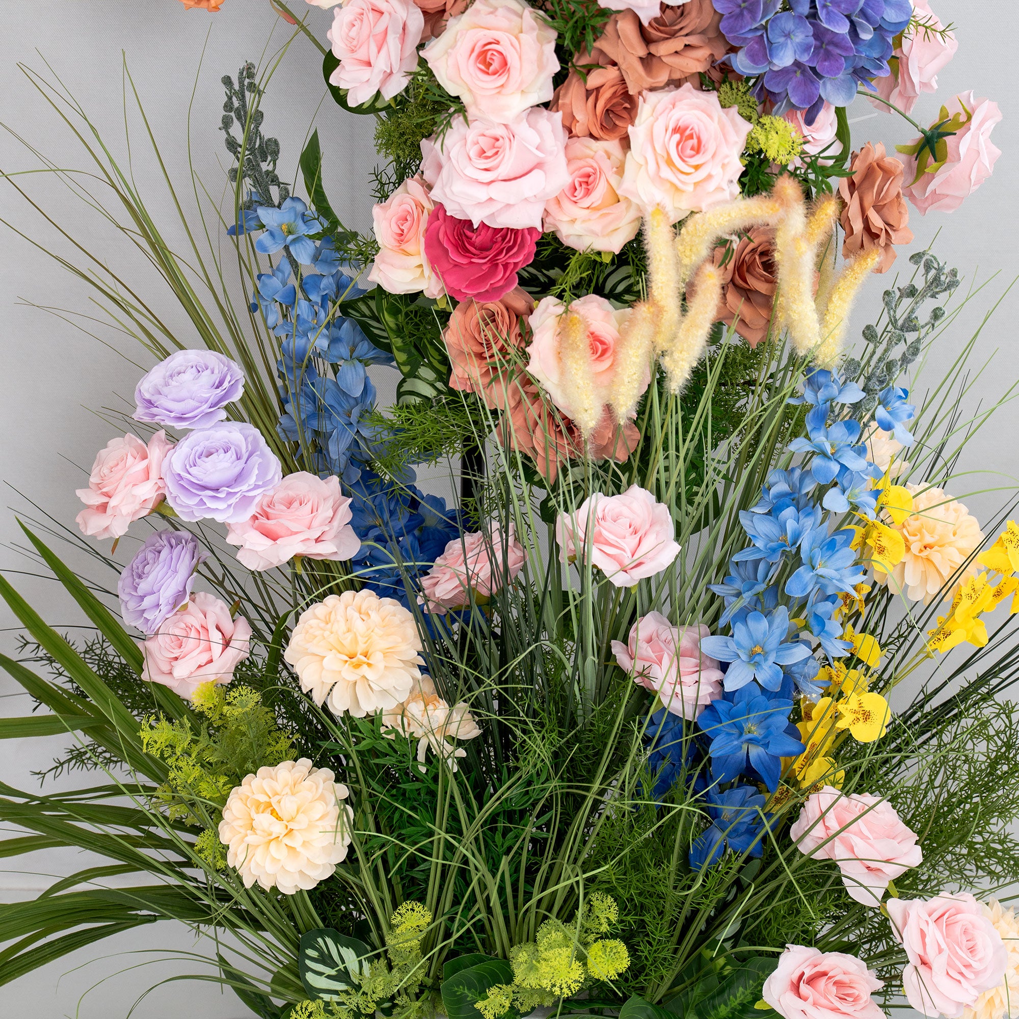 モネ風人工花アーチ – セレモニーやイベントのためのカラフルな印象派