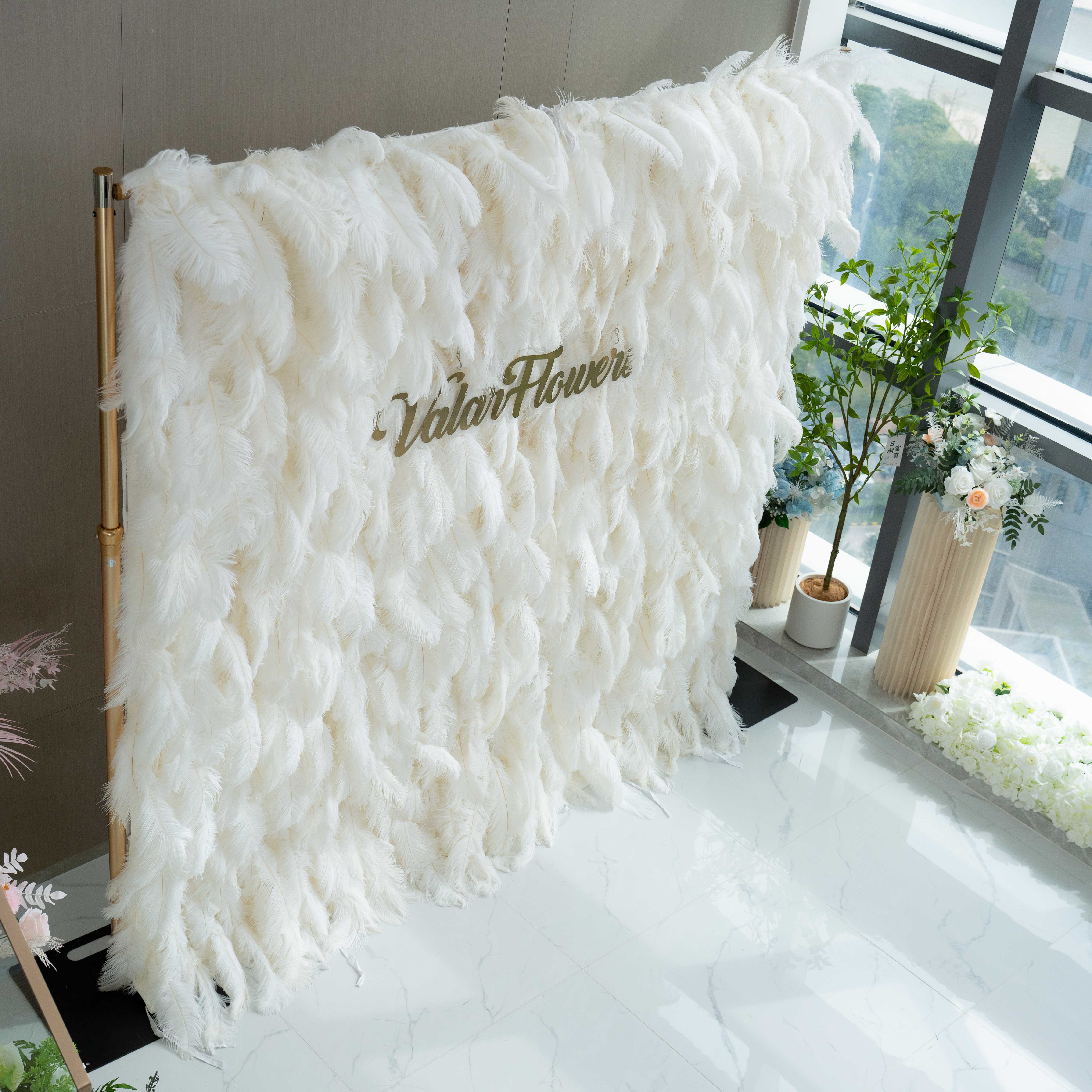 Élégant fond de mur de plumes d’autruche blanche - Mur de tissu enroulable - Décor de fête nuptiale - Célébration des lieux de mariage Mur floral-VF-164 