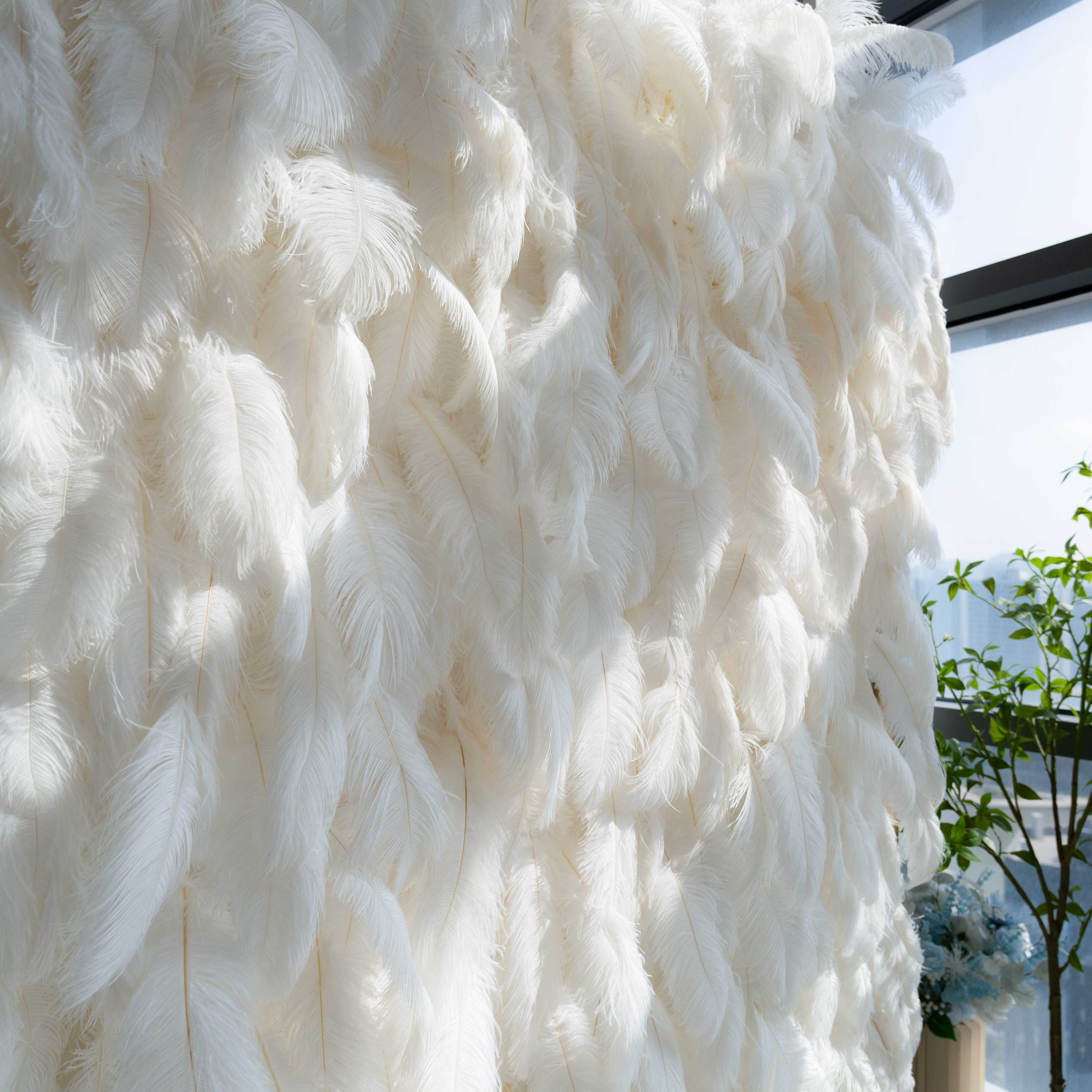 Élégant fond de mur de plumes d’autruche blanche - Mur de tissu enroulable - Décor de fête nuptiale - Célébration des lieux de mariage Mur floral-VF-164 