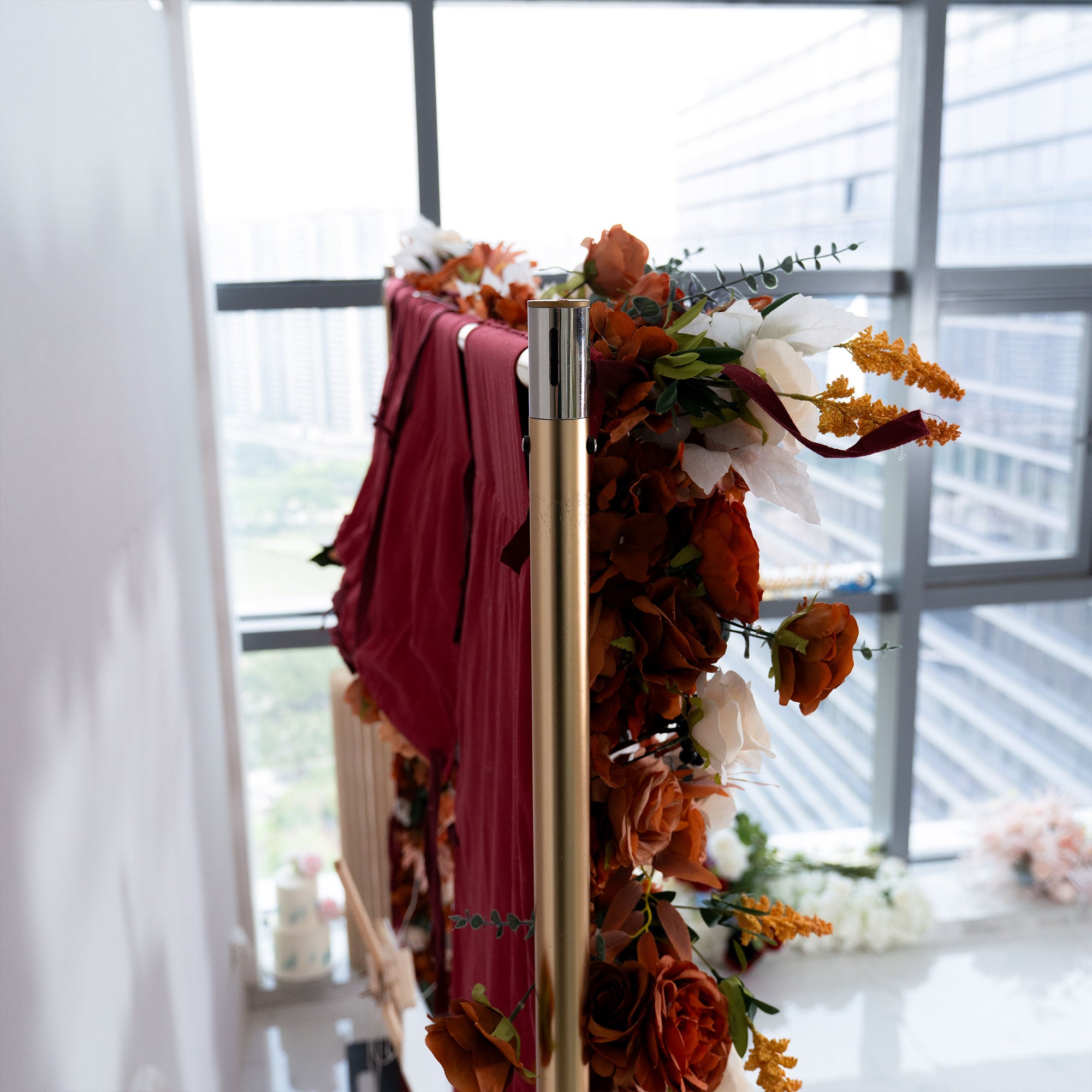Arche florale élégante en forme de lune pour cérémonie de mariage - Arche de fleurs artificielles pour mariages, événements et occasions spéciales