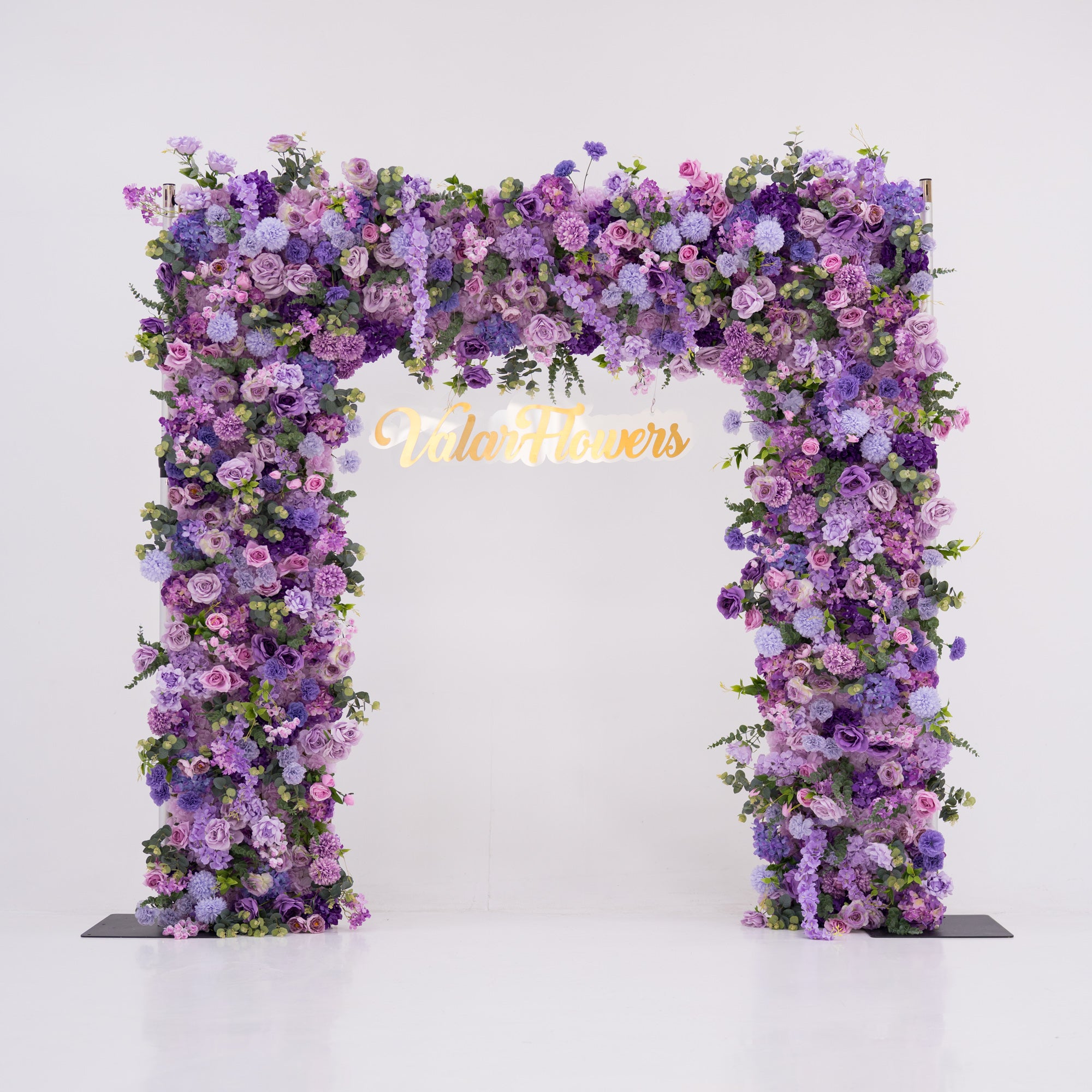 Valar Lavender Elegance – Una Exhibición Lujosa de Flores Moradas en un Arco Decorativo de Flores Artificiales de Tela VA-354